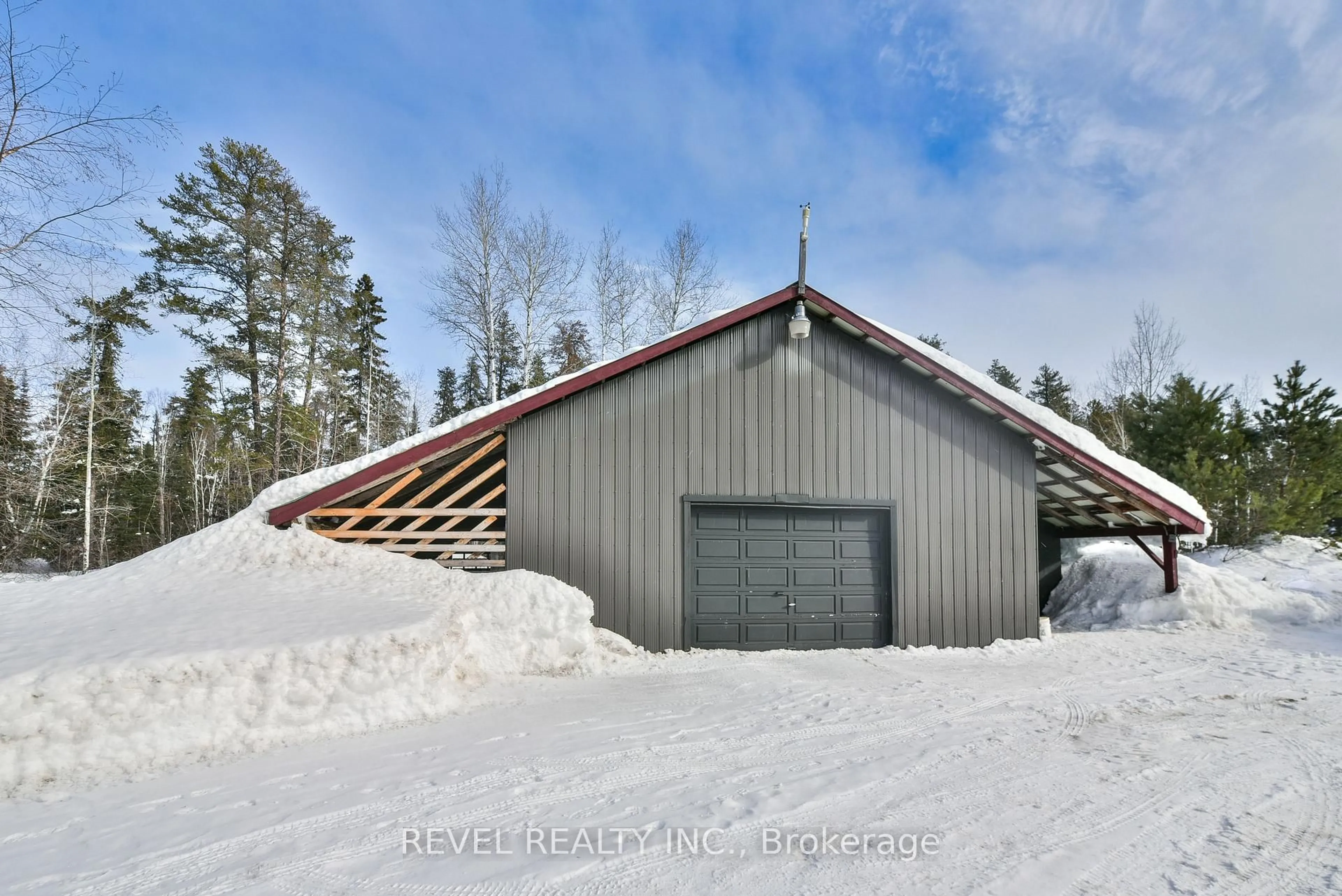 Indoor garage for 978 Municipal Rd, Timmins Ontario P0N 1A0