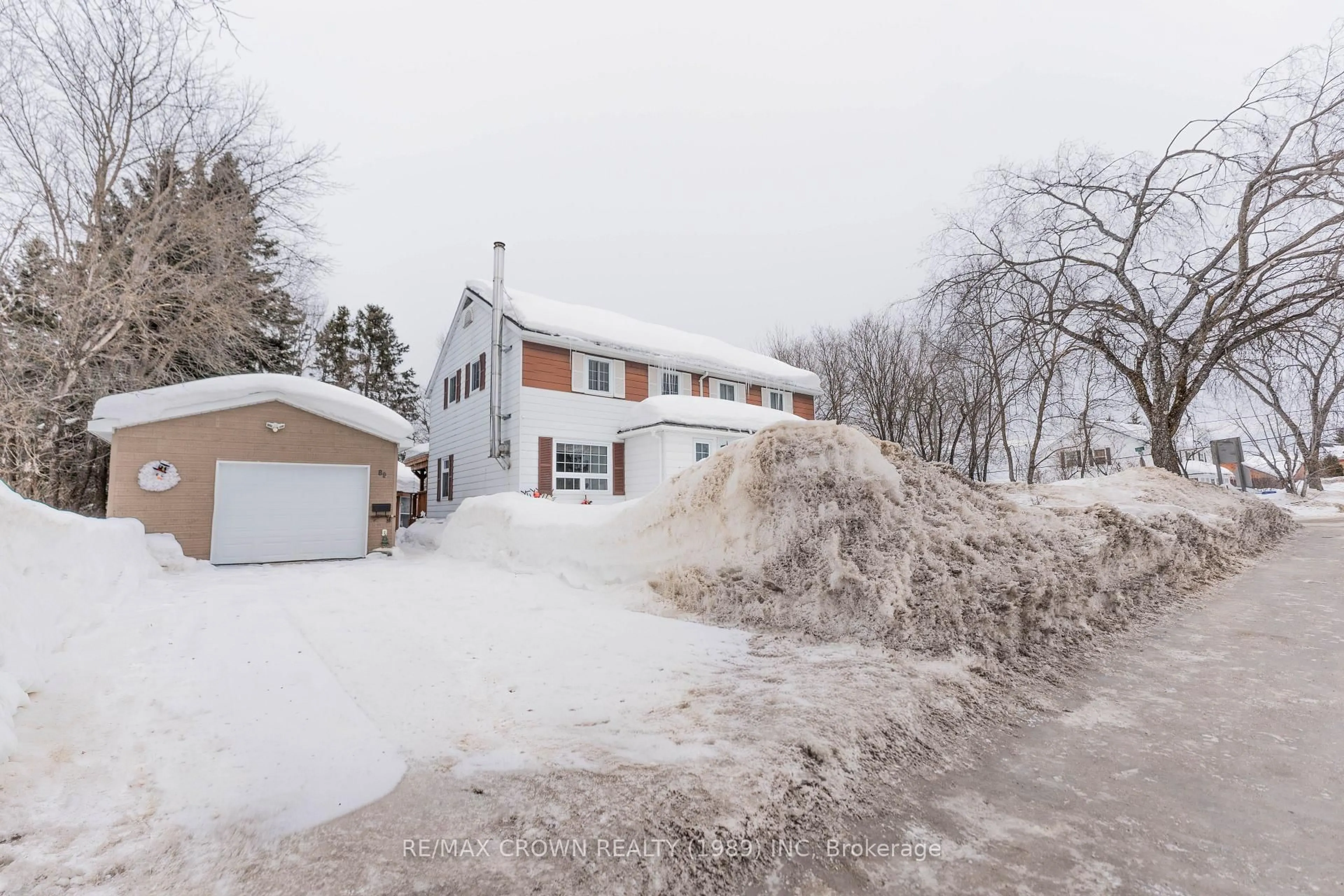 A pic from outside/outdoor area/front of a property/back of a property/a pic from drone, street for 89 Devonshire St, Kapuskasing Ontario P5N 1C7