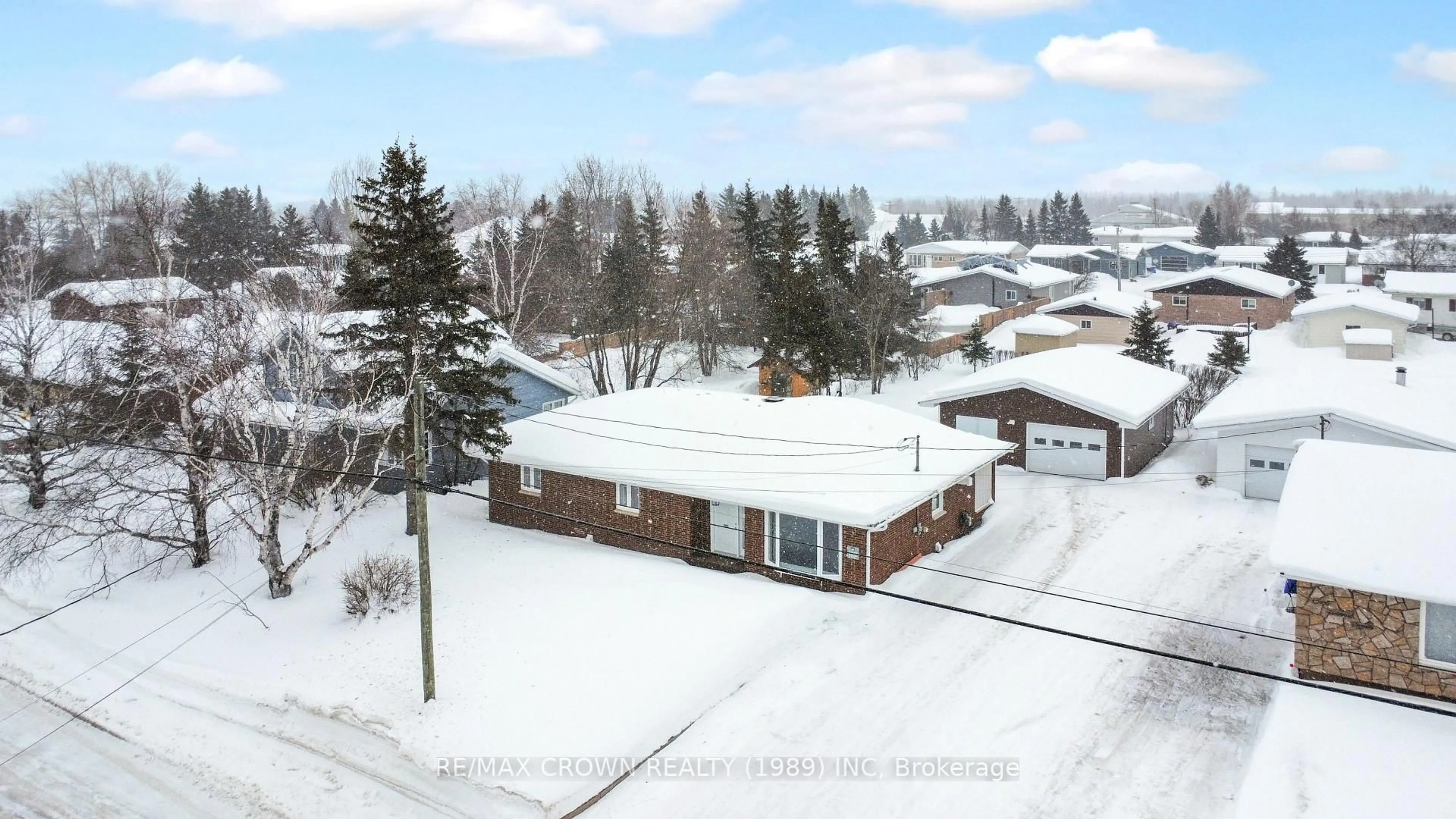 A pic from outside/outdoor area/front of a property/back of a property/a pic from drone, unknown for 1317 Prince St, Hearst Ontario P0L 1N0