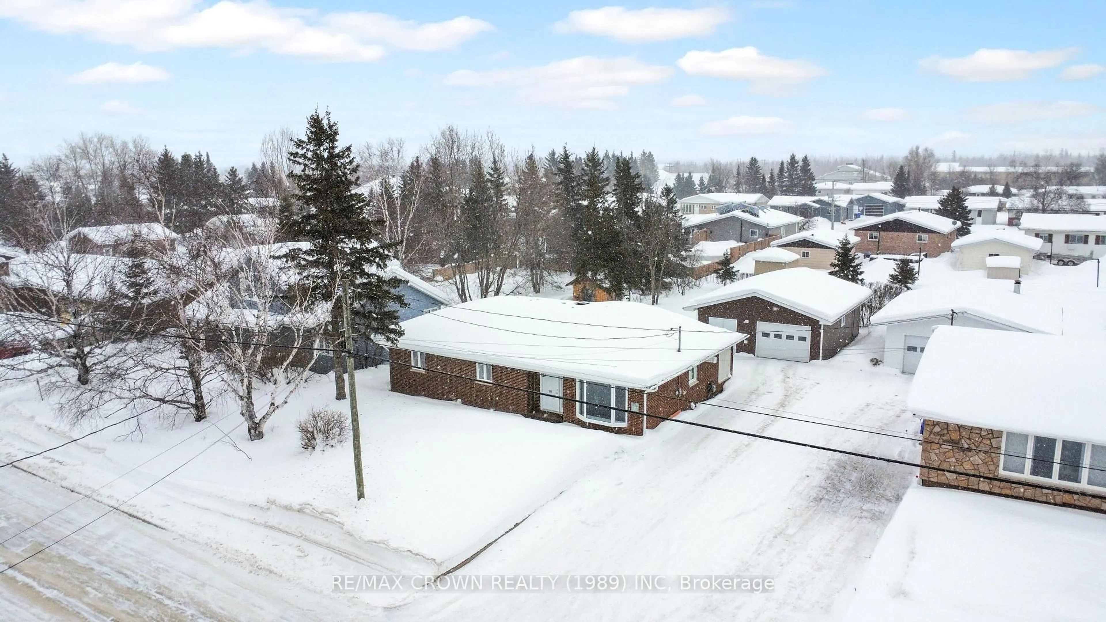 A pic from outside/outdoor area/front of a property/back of a property/a pic from drone, unknown for 1317 Prince St, Hearst Ontario P0L 1N0