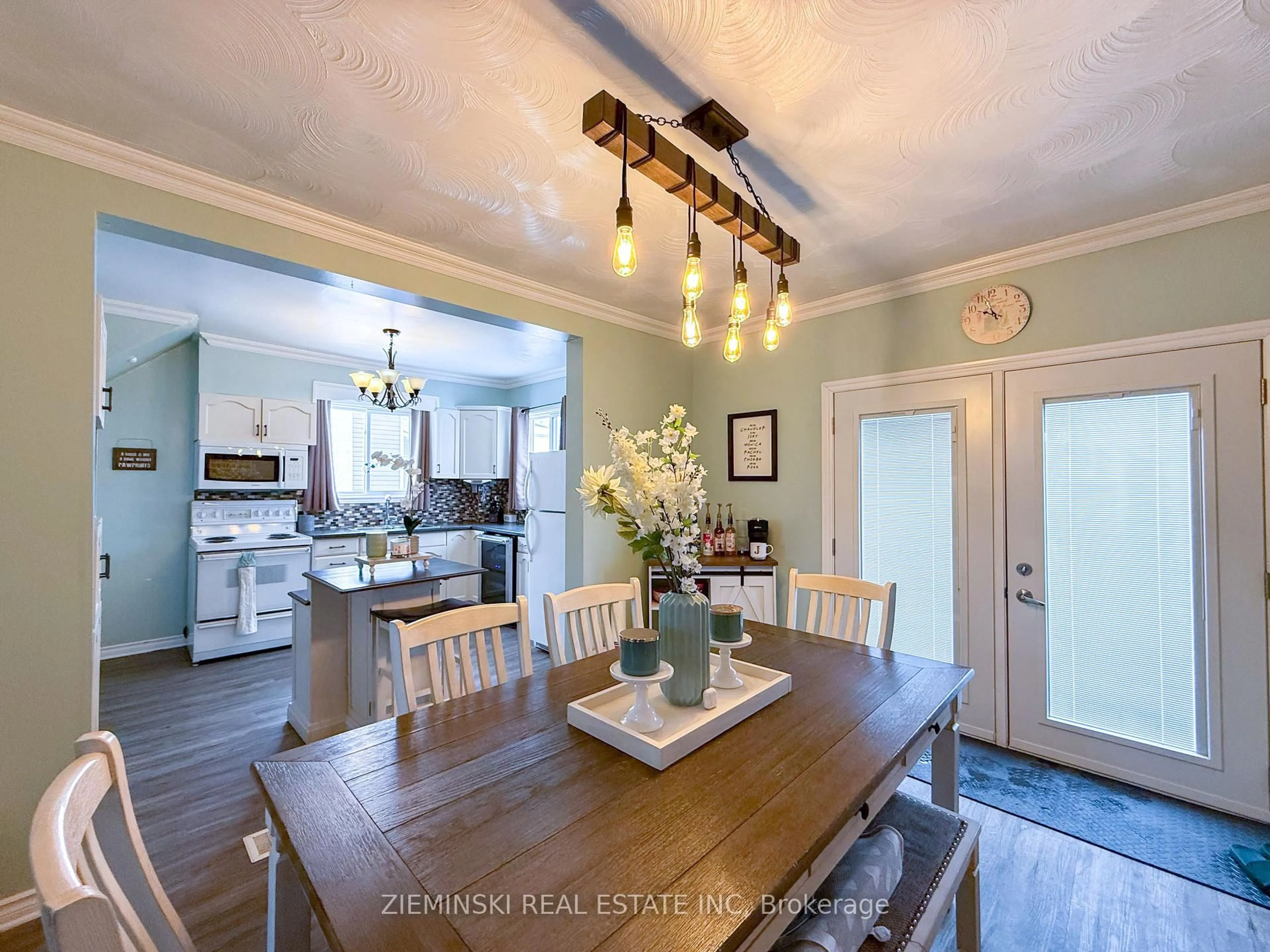 Dining room, wood/laminate floor for 257 Commercial Ave, Timmins Ontario P4N 2X5