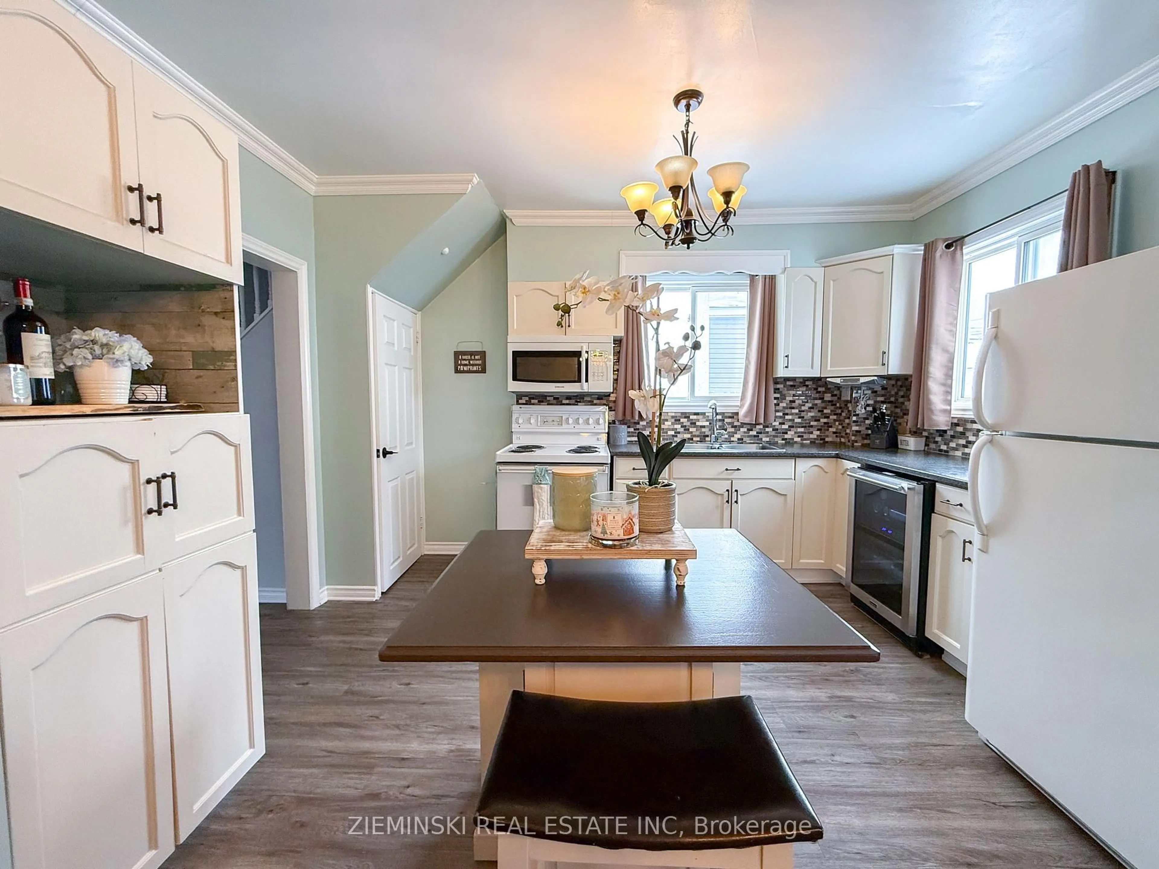 Open concept kitchen, unknown for 257 Commercial Ave, Timmins Ontario P4N 2X5
