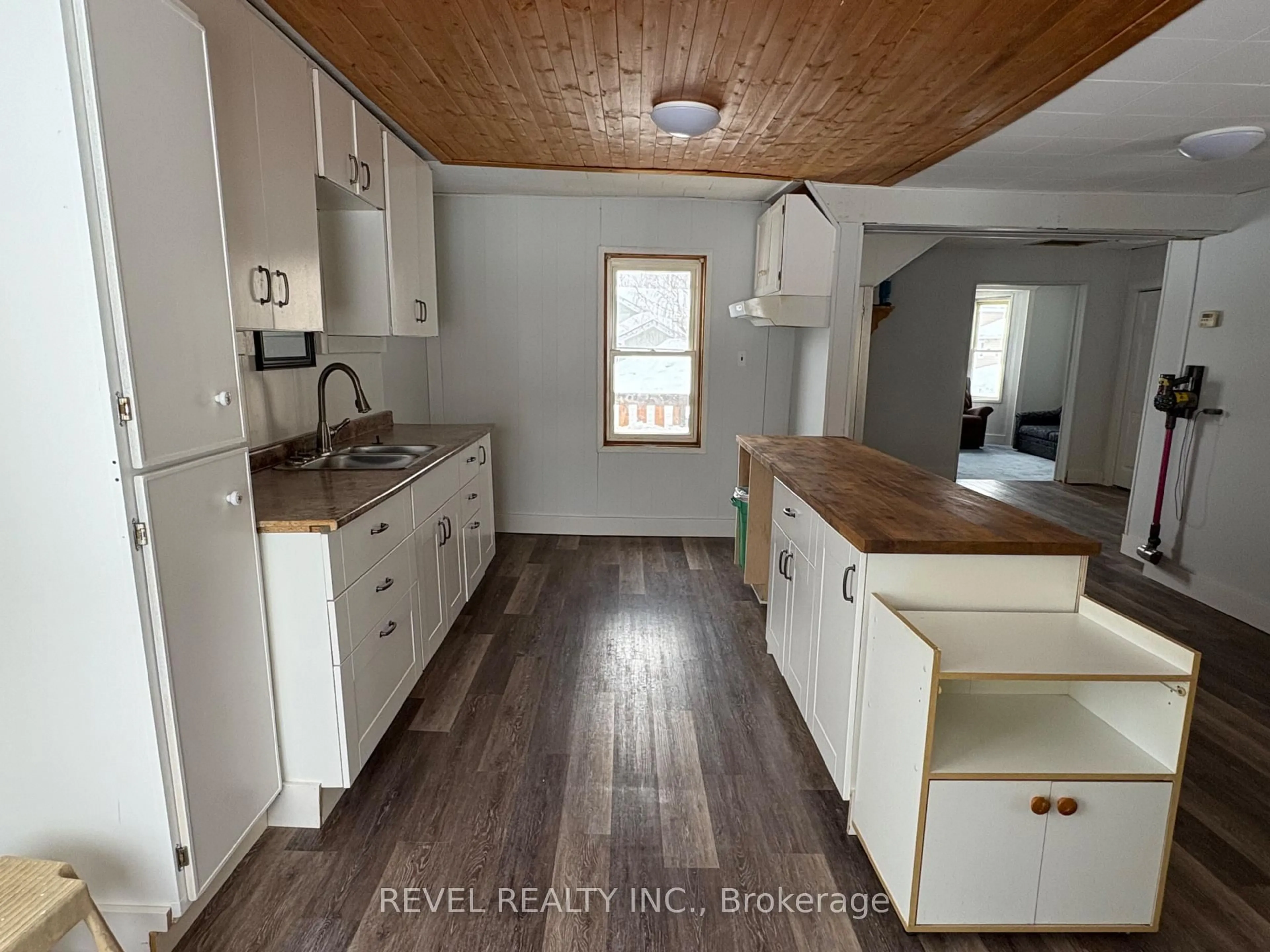 Open concept kitchen, unknown for 104 Fourteenth Ave, Cochrane Ontario P0L 1C0