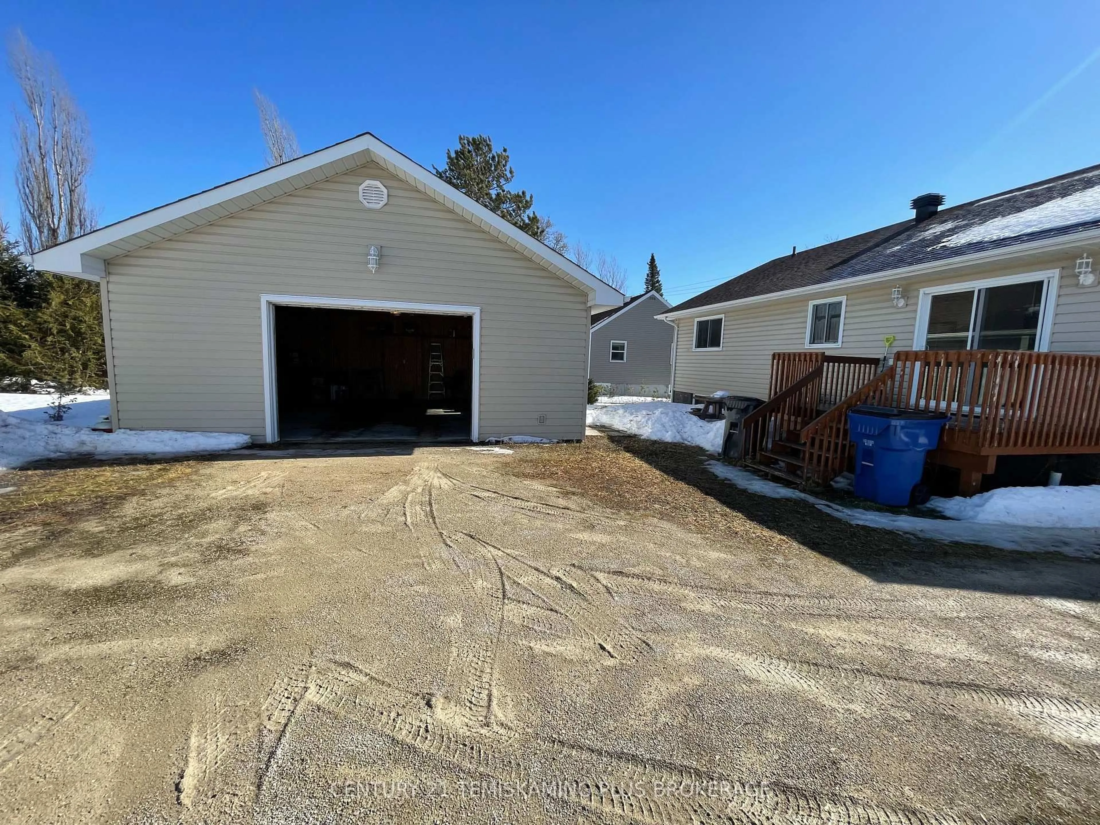 Indoor garage for 99 Pine St, Temiskaming Shores Ontario P0J 1P0