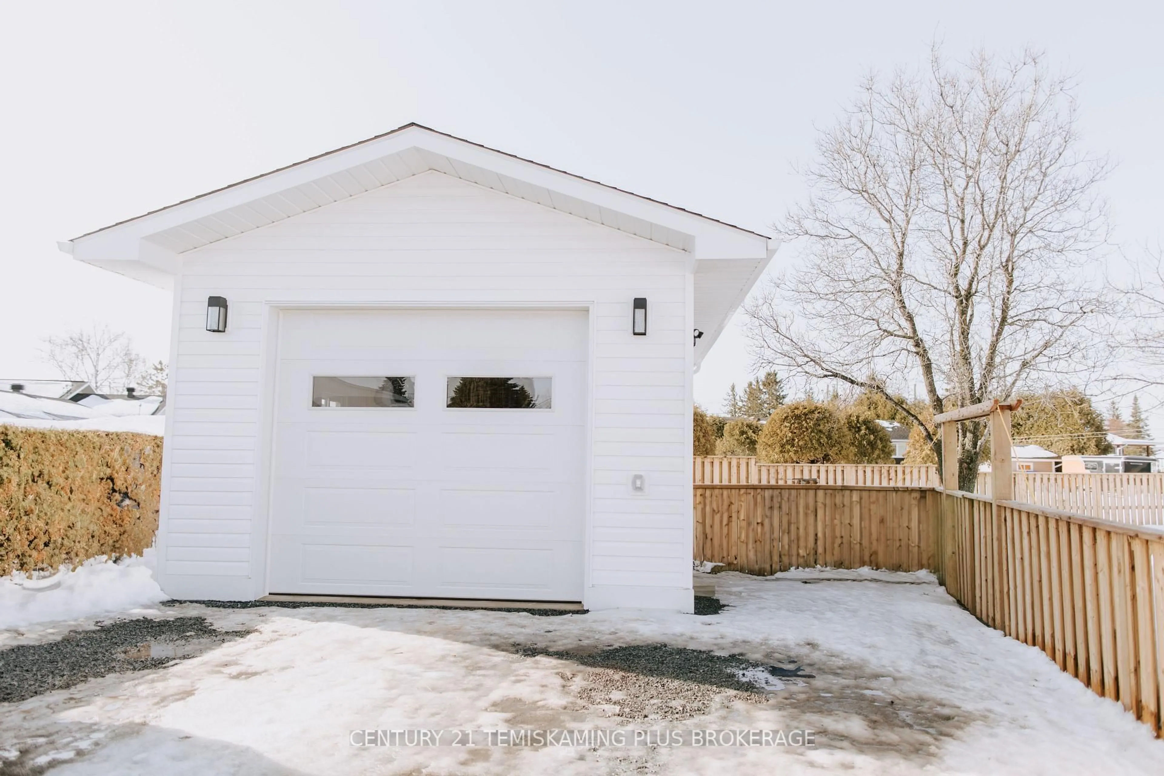 Indoor garage for 154 Caroline Crt, Temiskaming Shores Ontario P0J 1P0
