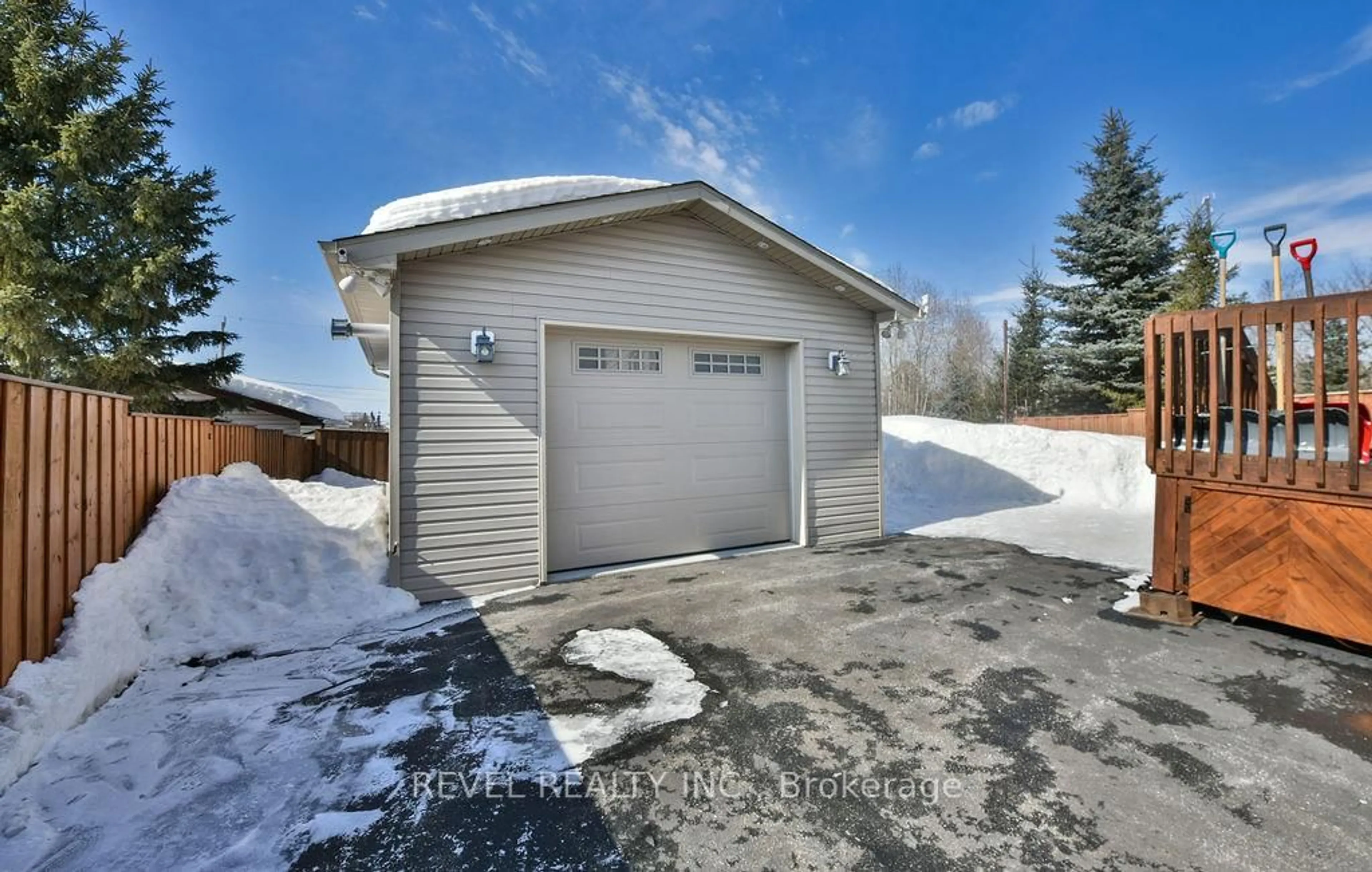 Indoor garage for 521 Pine St, Timmins Ontario P4N 6L9