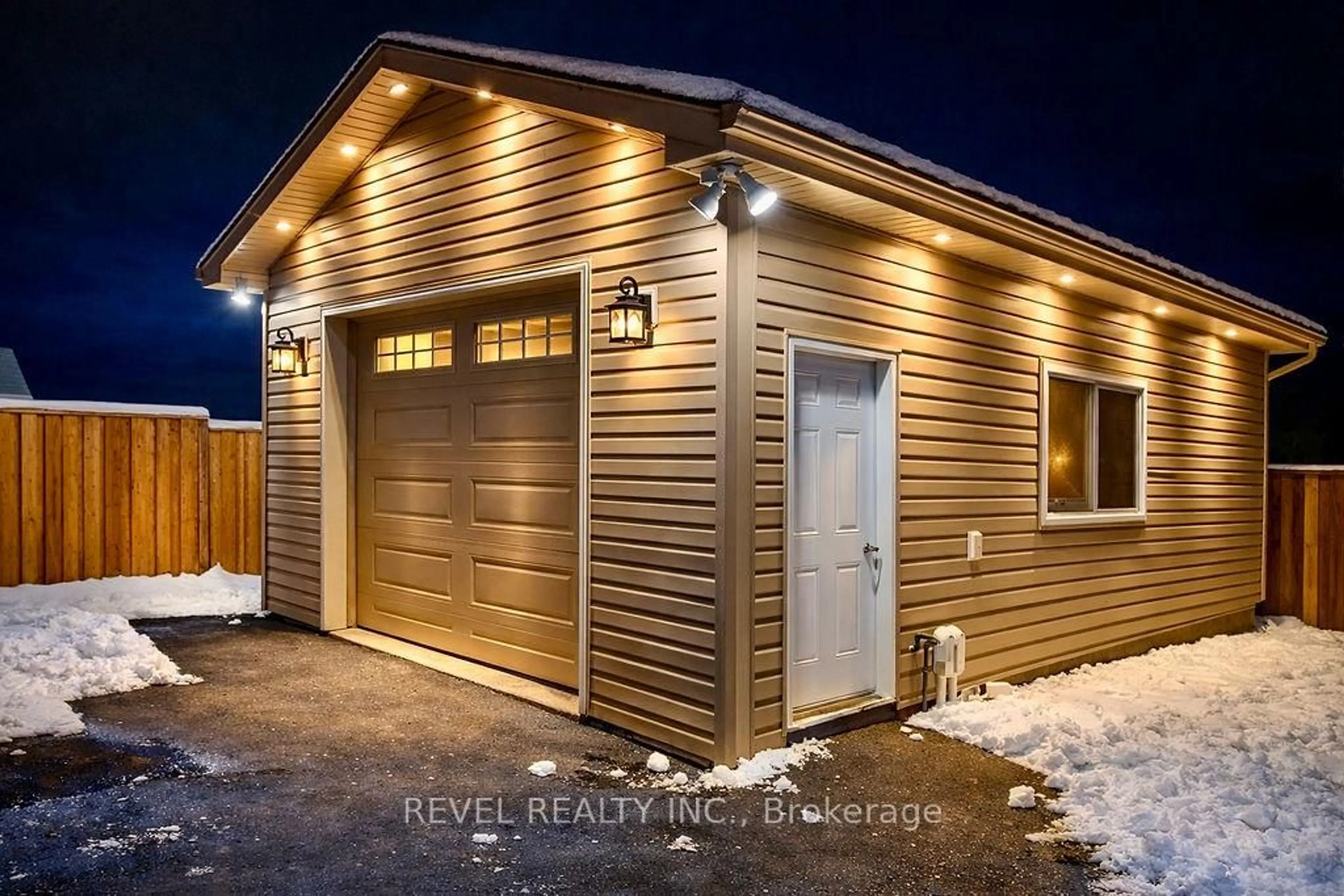 Indoor garage for 521 Pine St, Timmins Ontario P4N 6L9