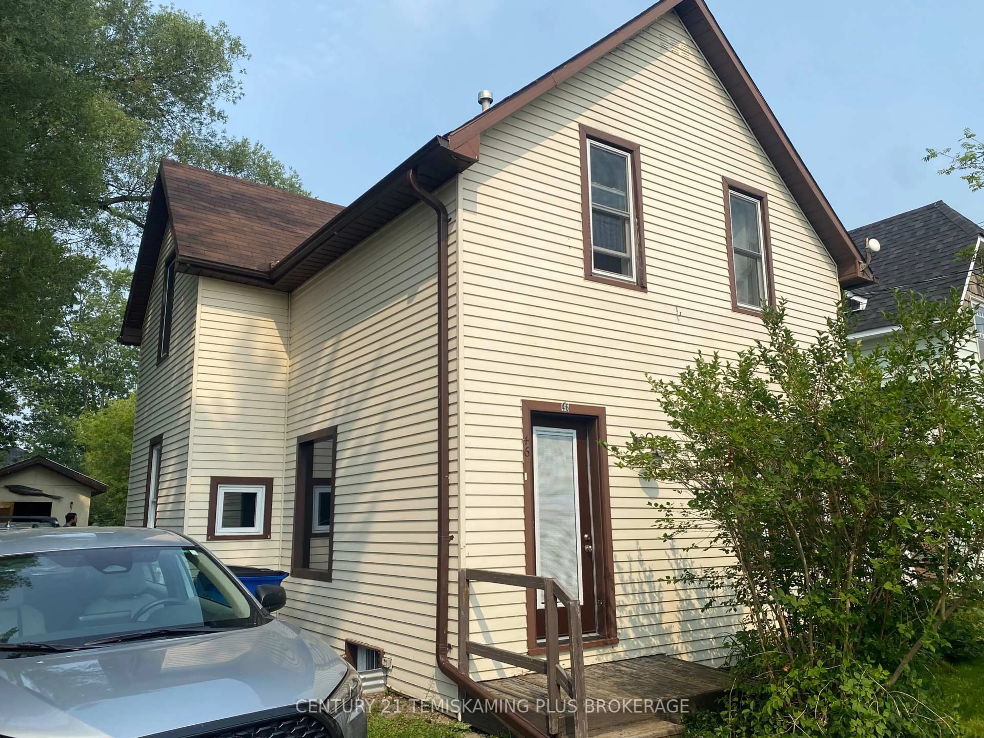 Home with vinyl exterior material, building for 46 Paget St, Temiskaming Shores Ontario P0J 1P0