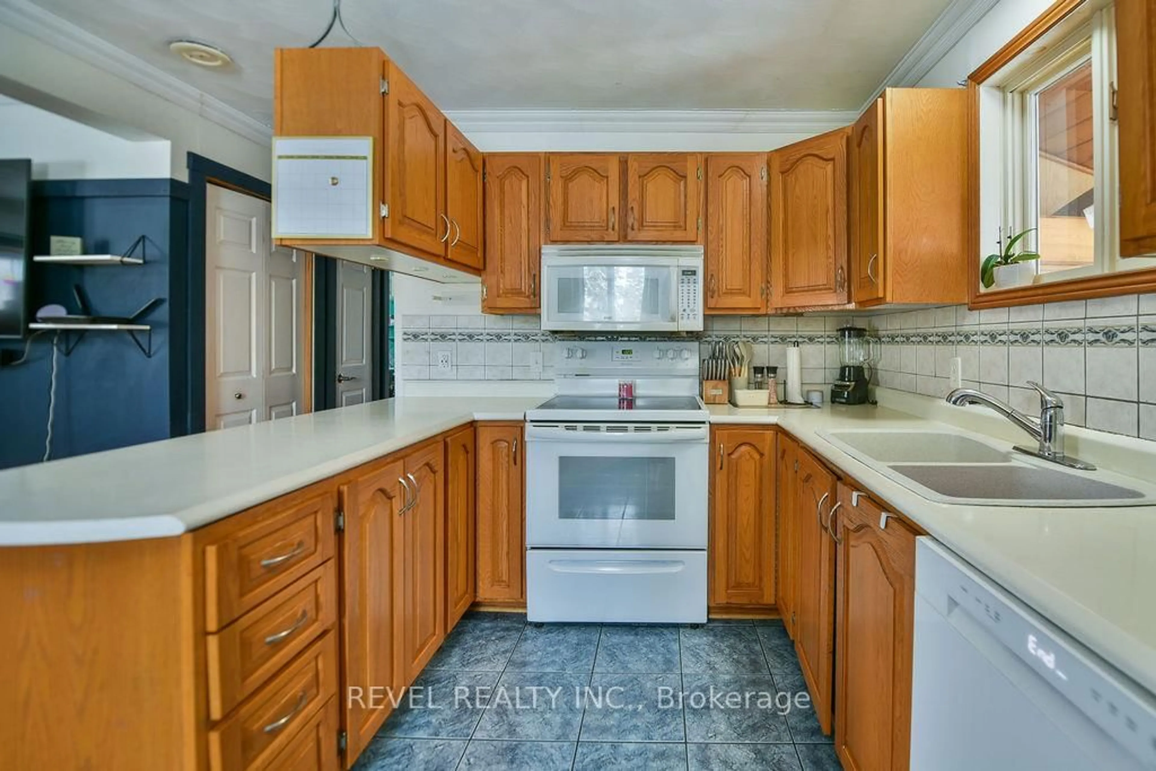 Standard kitchen, ceramic/tile floor for 611 Gauthier St, Timmins Ontario P0N 1C0