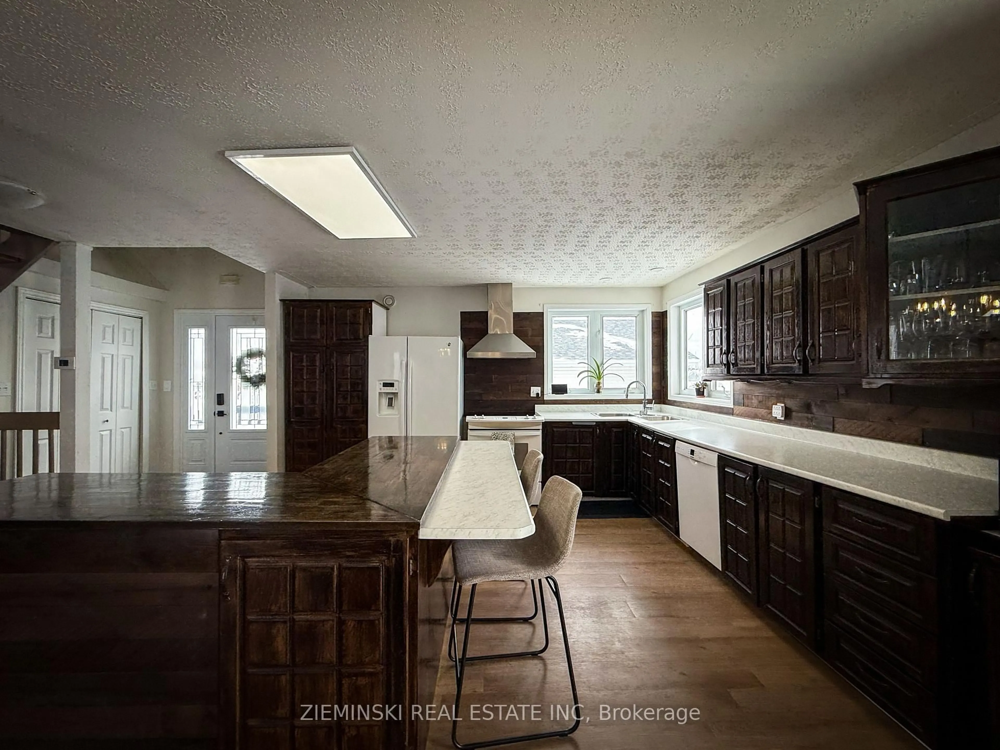 Open concept kitchen, ceramic/tile floor for 1383 Park Ave, Timmins Ontario P4R 1M1