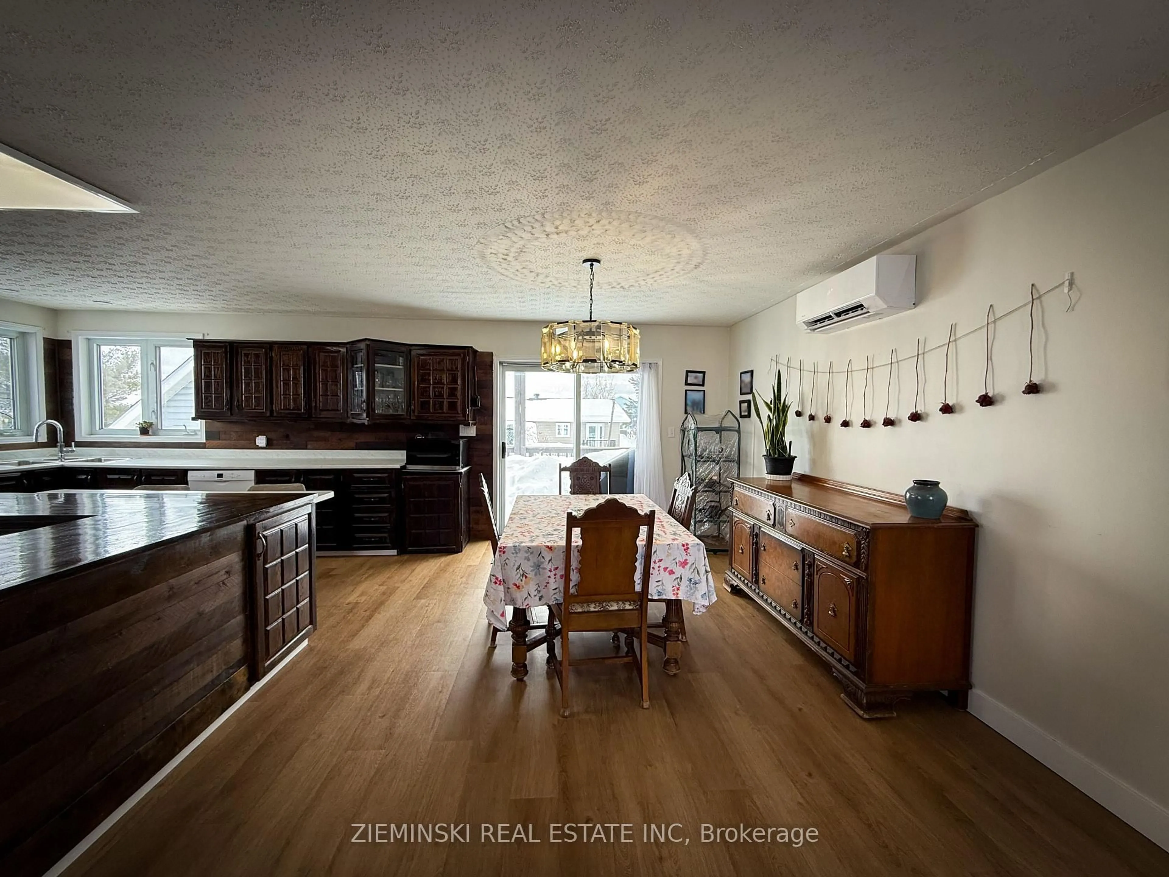 Dining room, wood/laminate floor for 1383 Park Ave, Timmins Ontario P4R 1M1