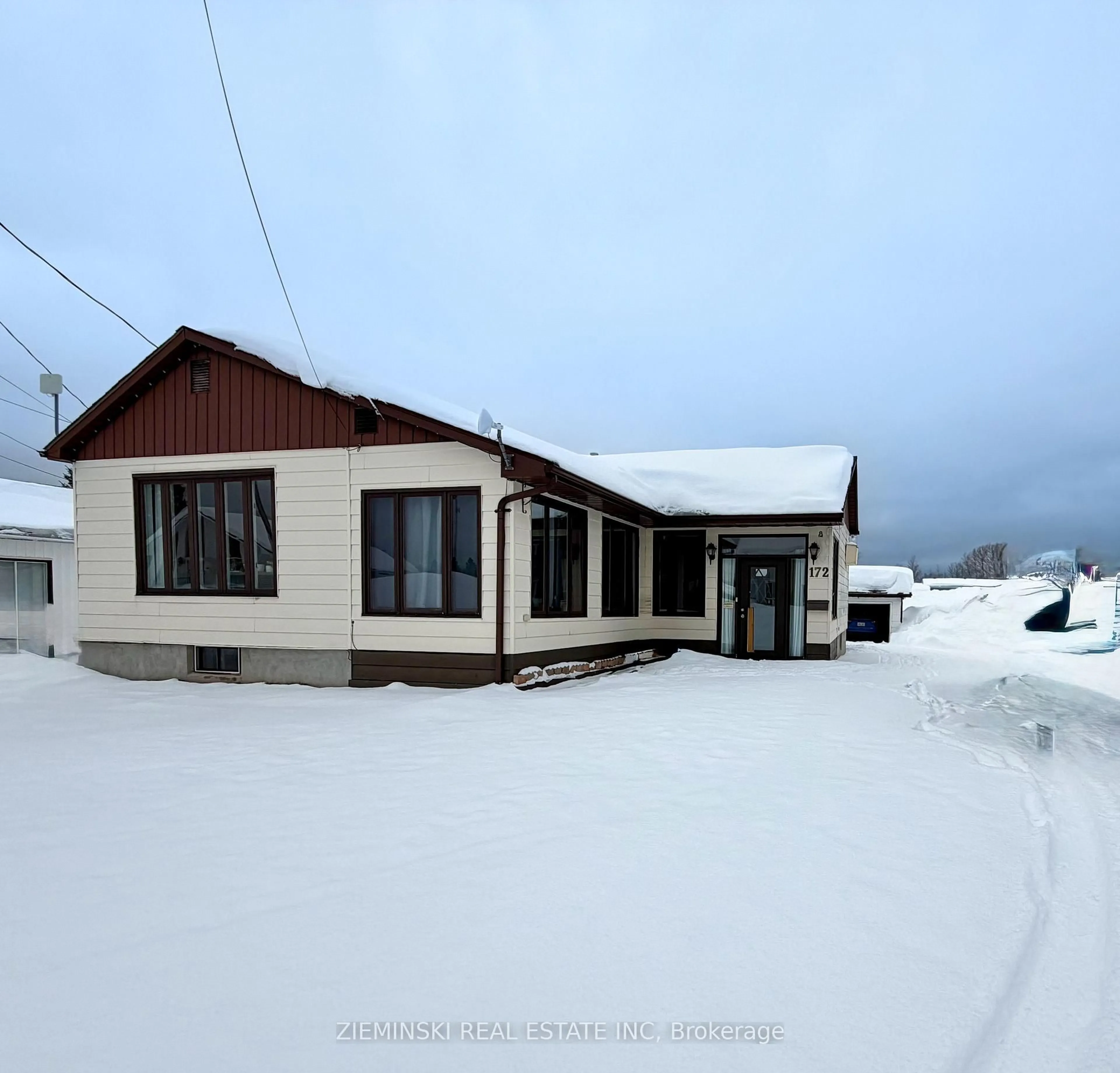 A pic from outside/outdoor area/front of a property/back of a property/a pic from drone, building for 172 Elaine Ave, Smooth Rock Falls Ontario P0L 2B0