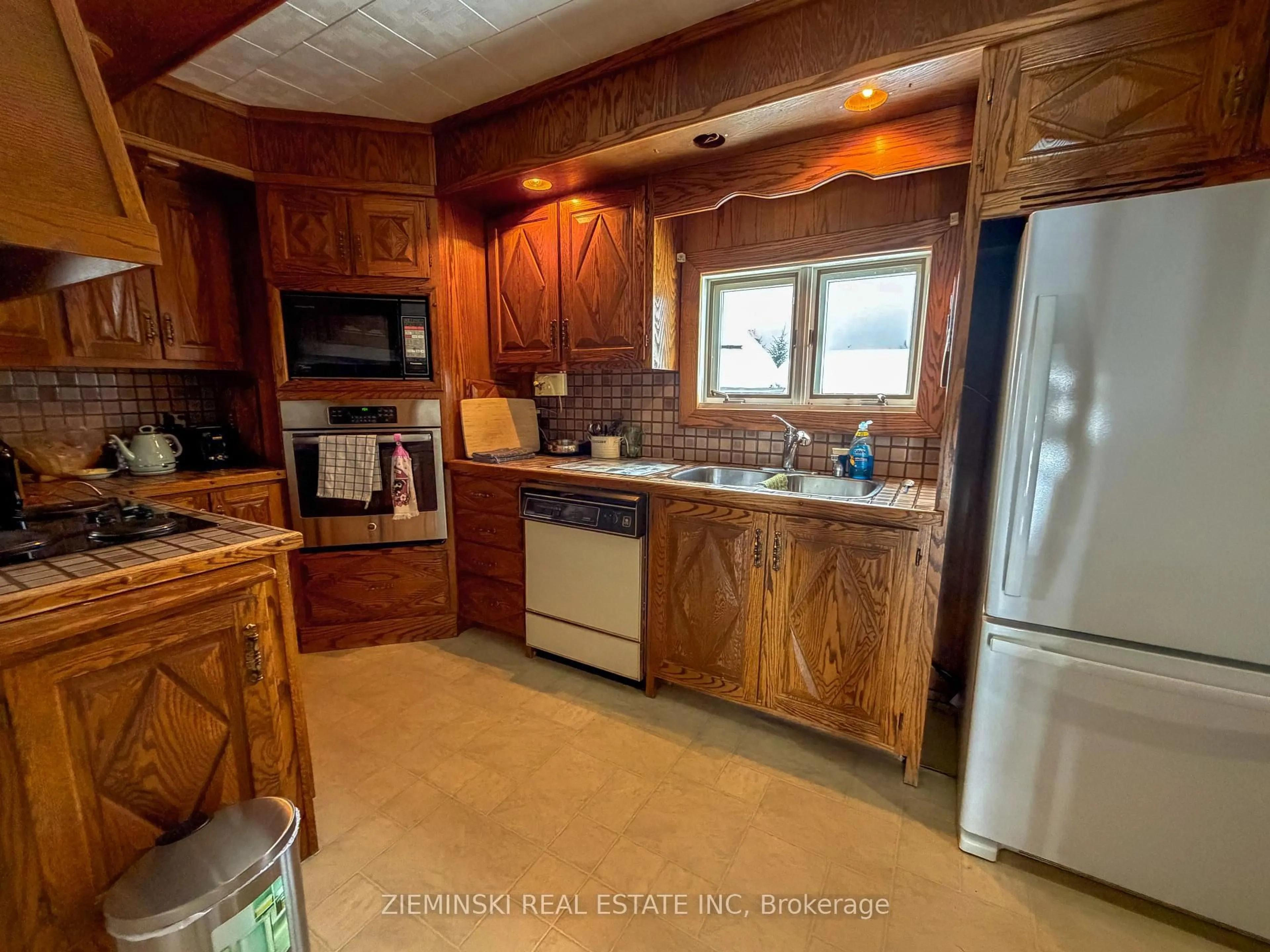 Standard kitchen, ceramic/tile floor for 172 Elaine Ave, Smooth Rock Falls Ontario P0L 2B0