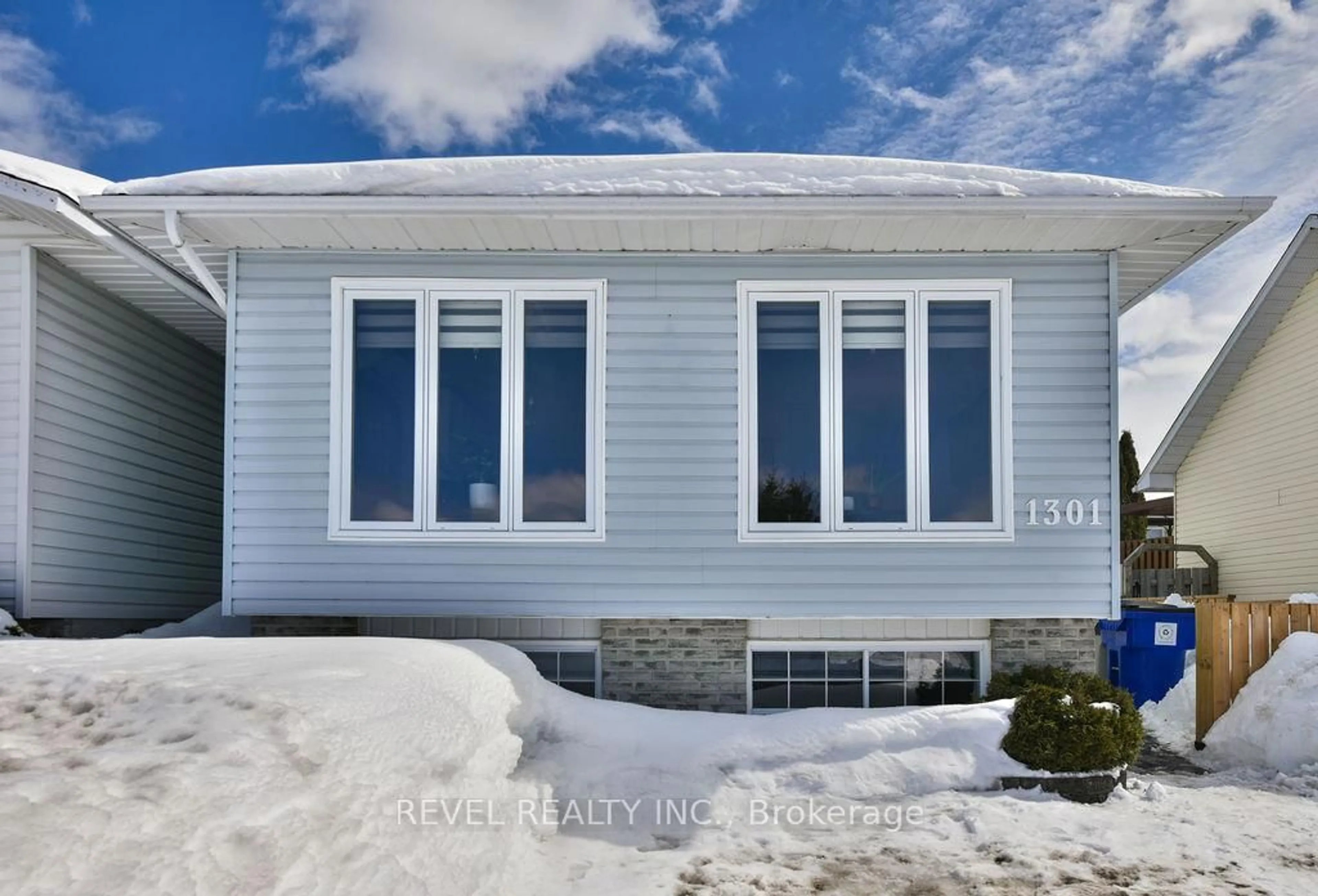 Home with vinyl exterior material, building for 1301 Lozanne Cres, Timmins Ontario P4P 1E7