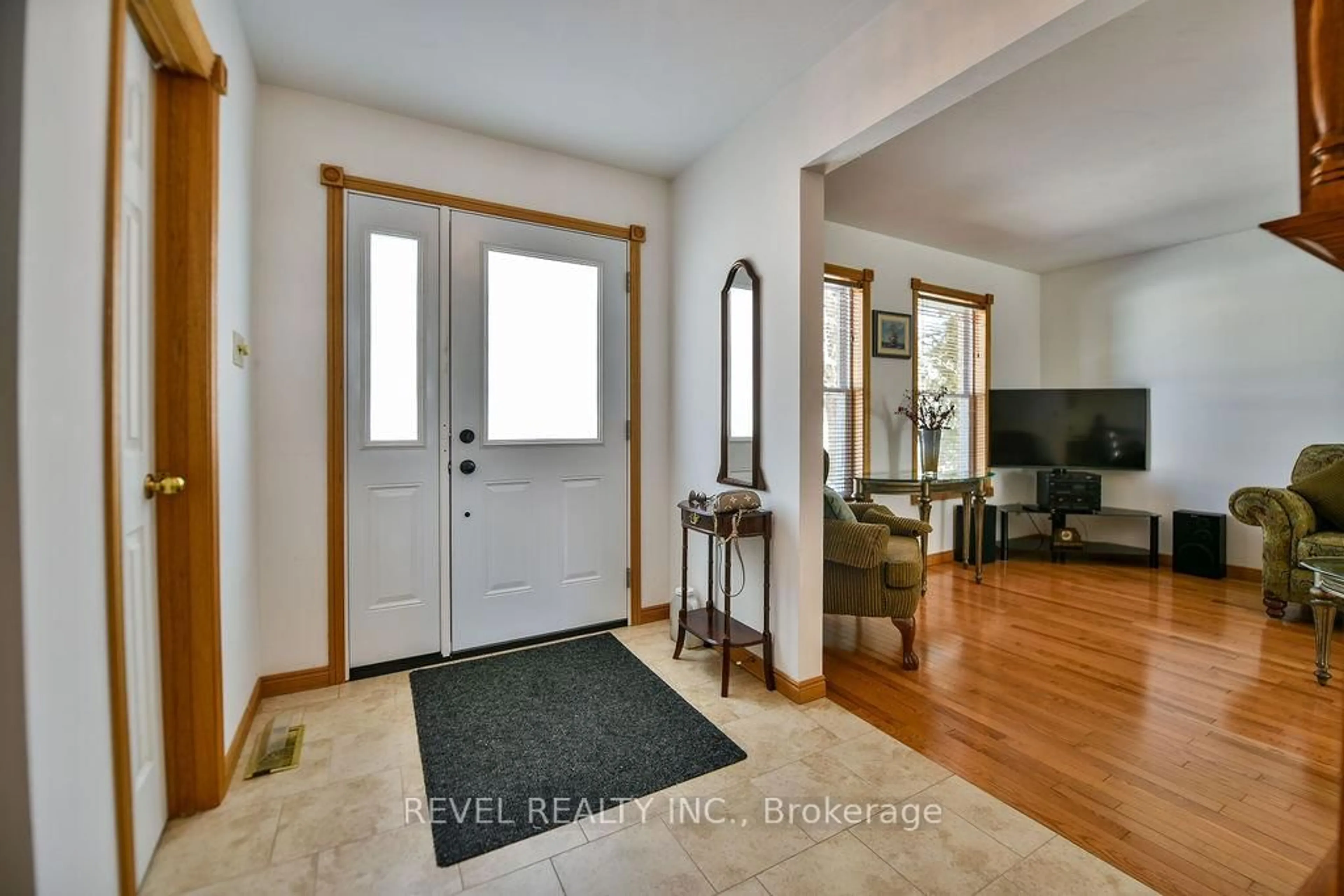 Indoor entryway for 901 Reg Pope Blvd, Timmins Ontario P4N 8K9