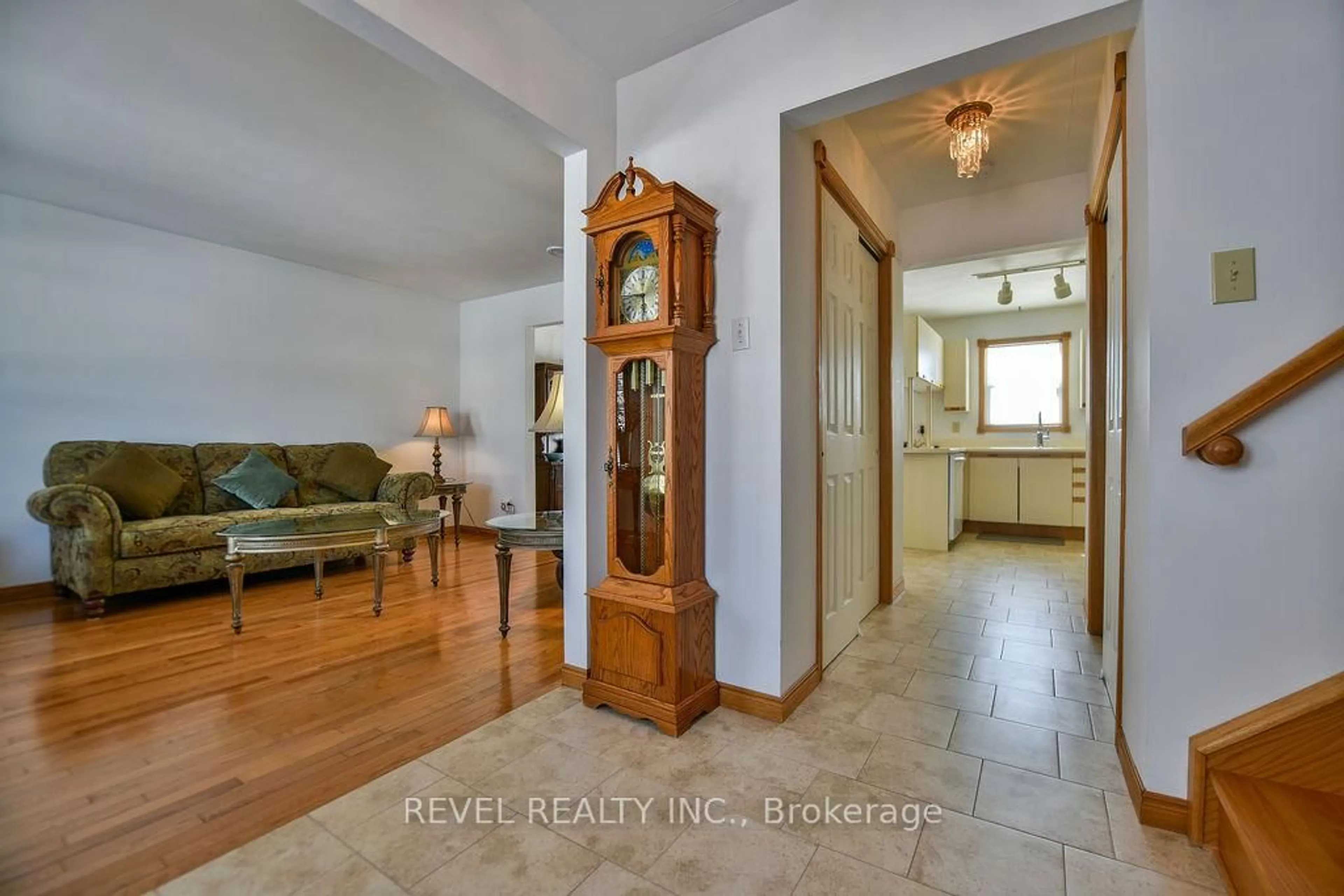 Indoor entryway for 901 Reg Pope Blvd, Timmins Ontario P4N 8K9