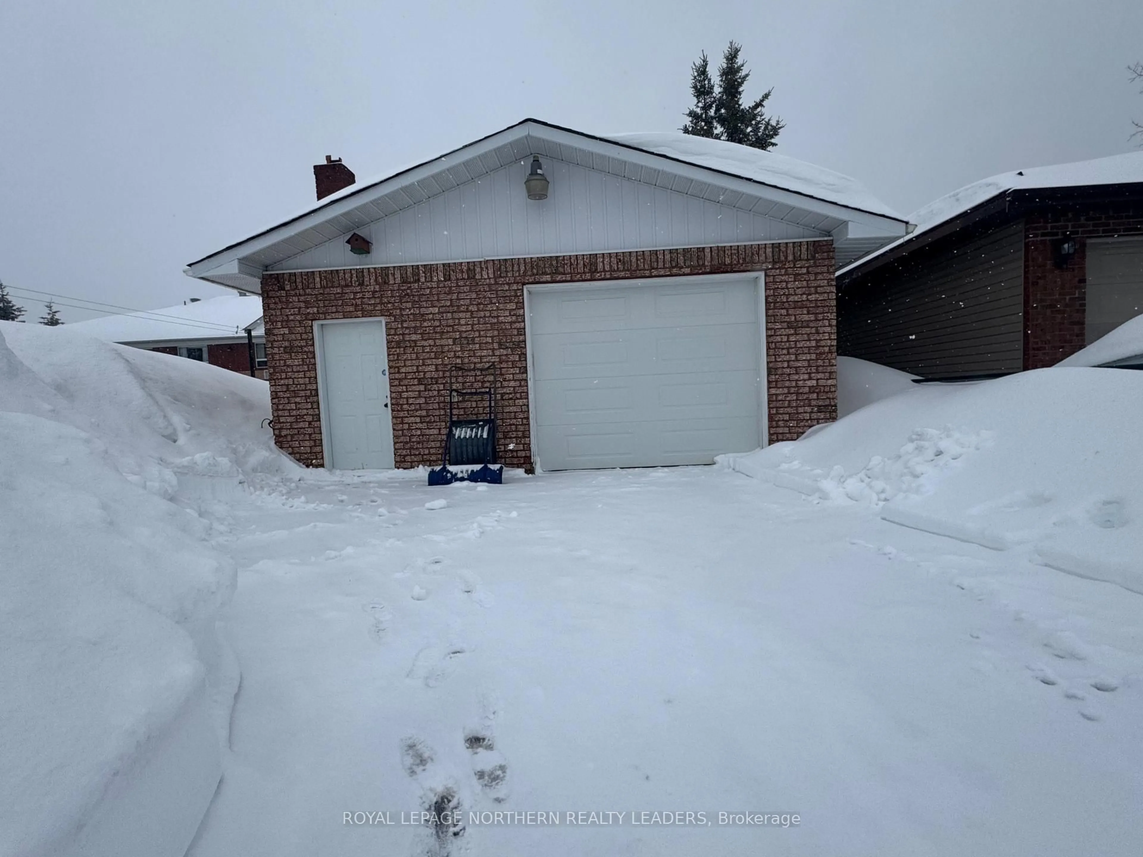 Indoor garage for 70 Clifford Ave, Timmins Ontario P4R 1B6