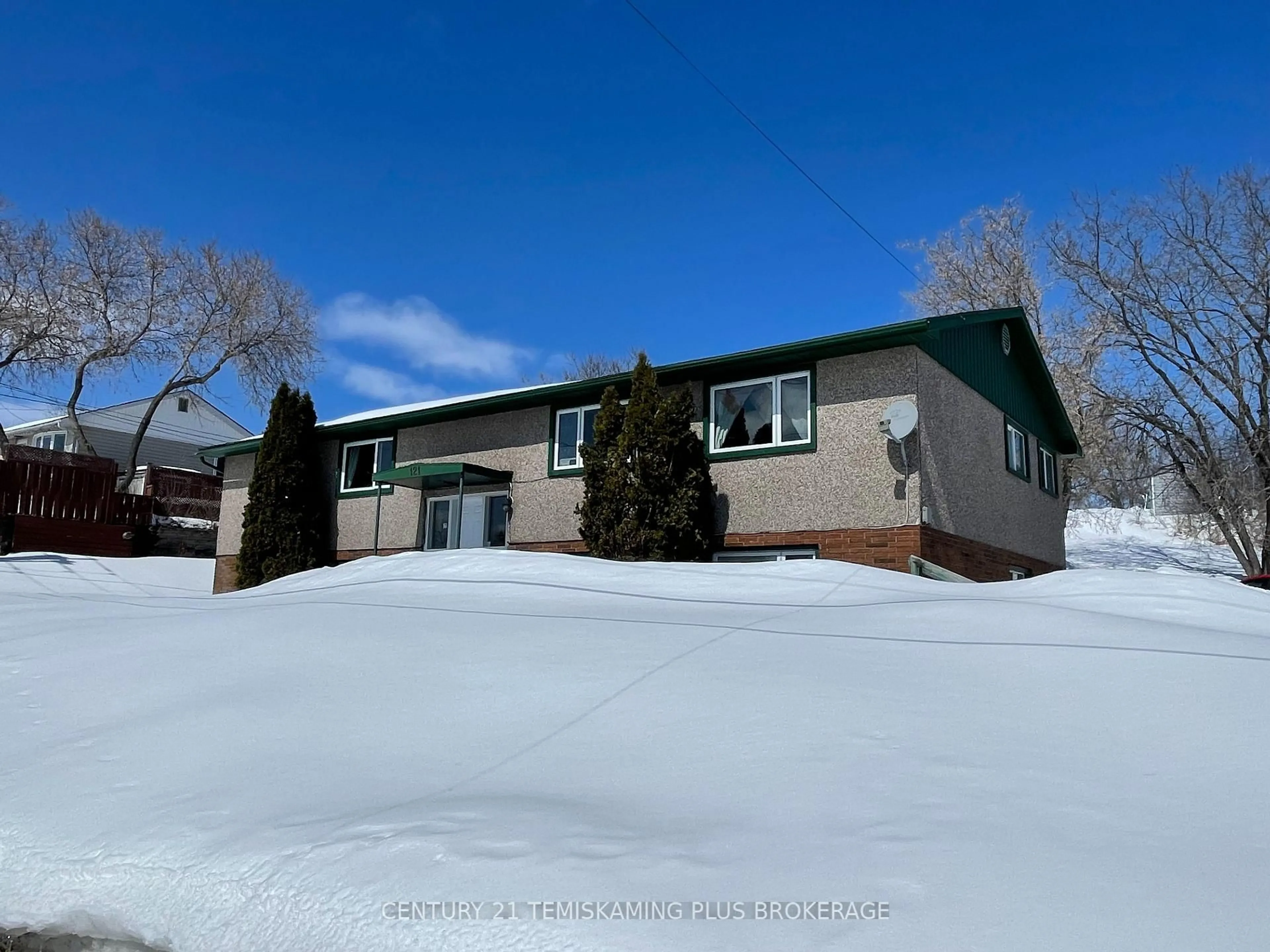 Home with vinyl exterior material, unknown for 121 Elm Ave, Temiskaming Shores Ontario P0J 1P0