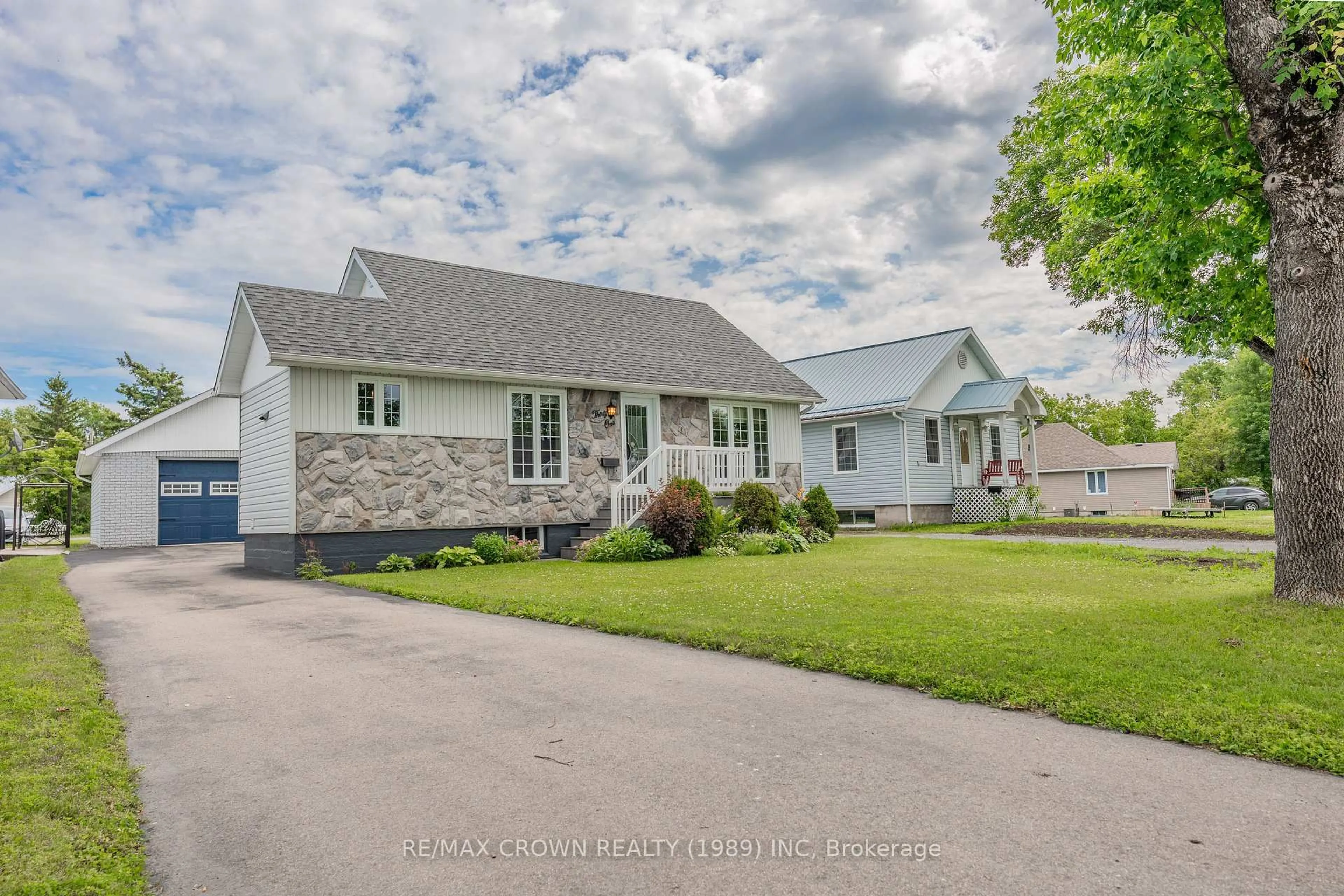 A pic from outside/outdoor area/front of a property/back of a property/a pic from drone, street for 31 King St, Kapuskasing Ontario P5N 1K5