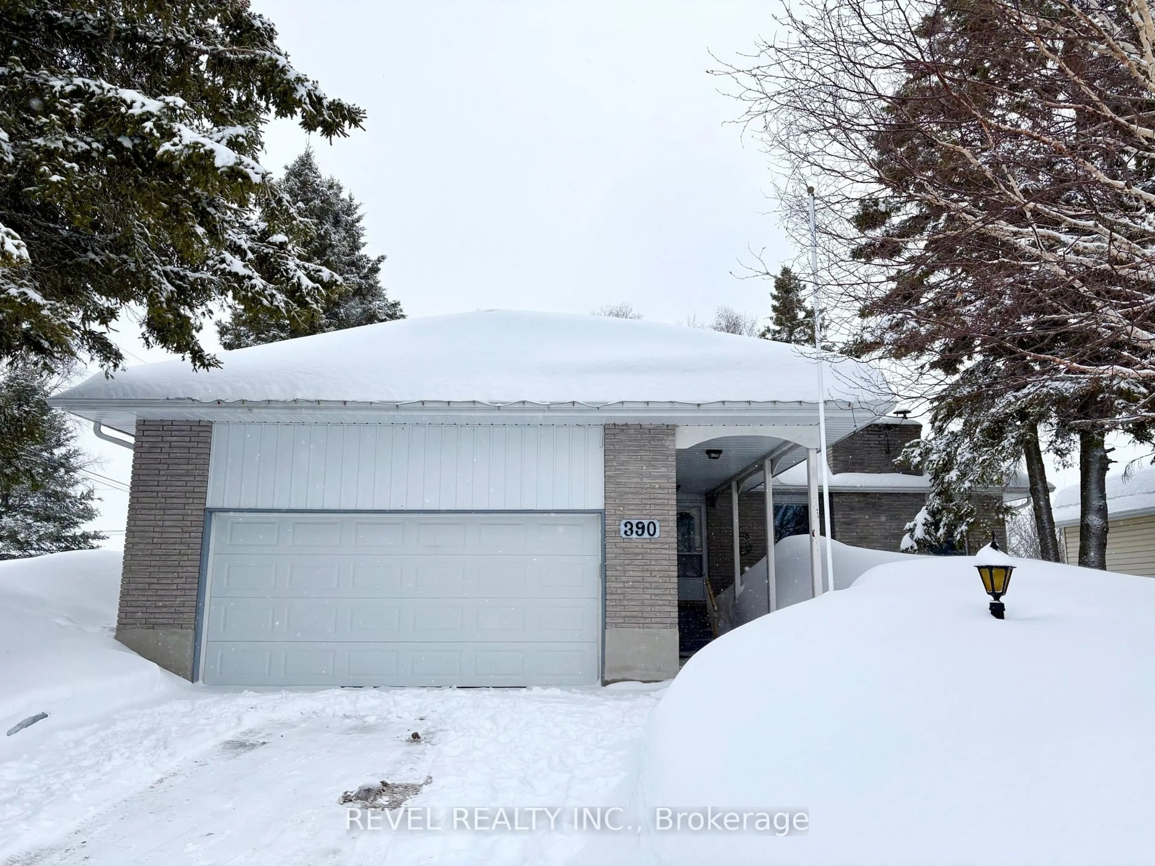 Indoor garage for 390 Seventeenth Ave, Cochrane Ontario P0L 1C0