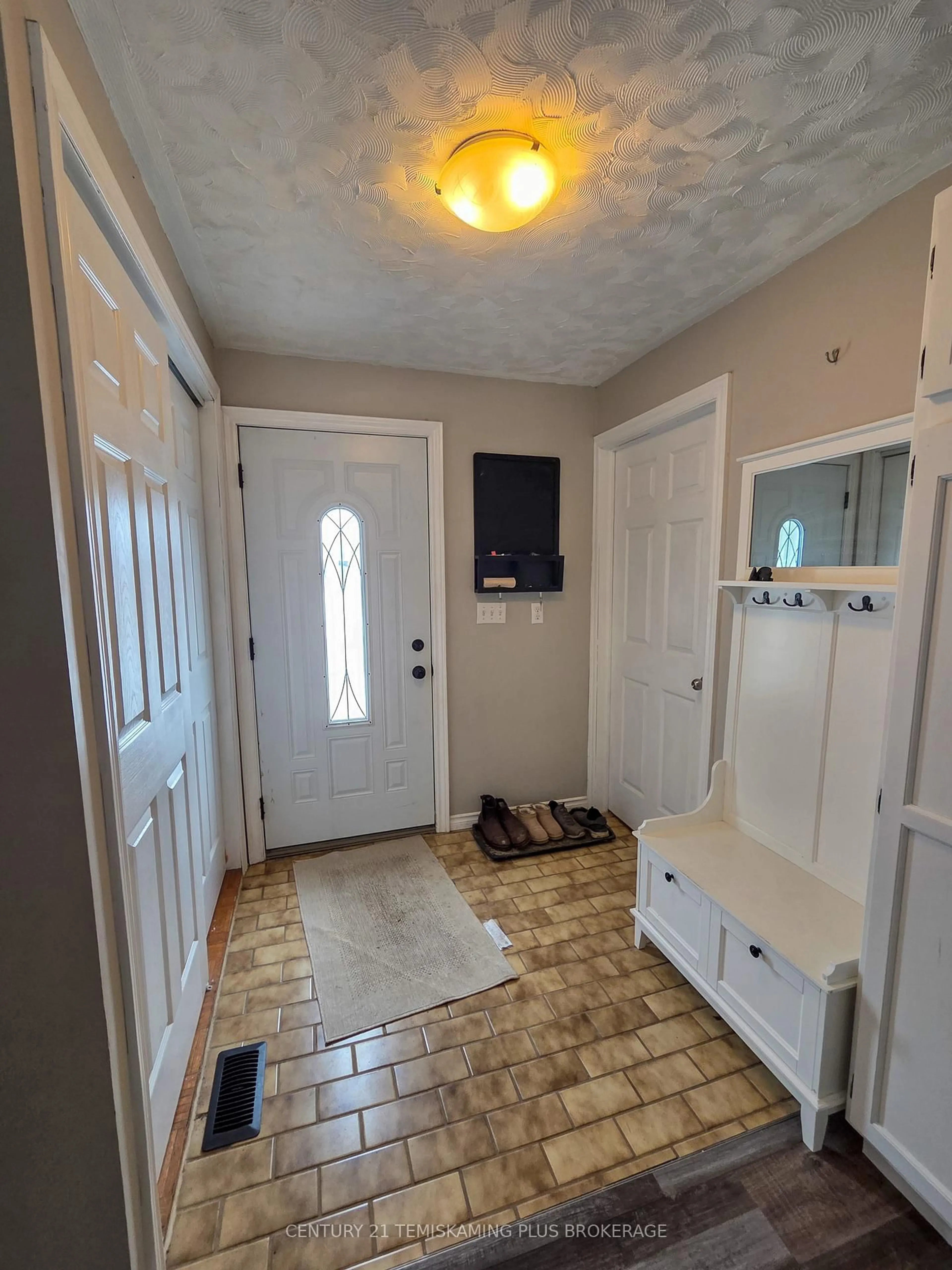 Indoor entryway for 286422 Spruce Grove Rd, Englehart Ontario P0J 1H0