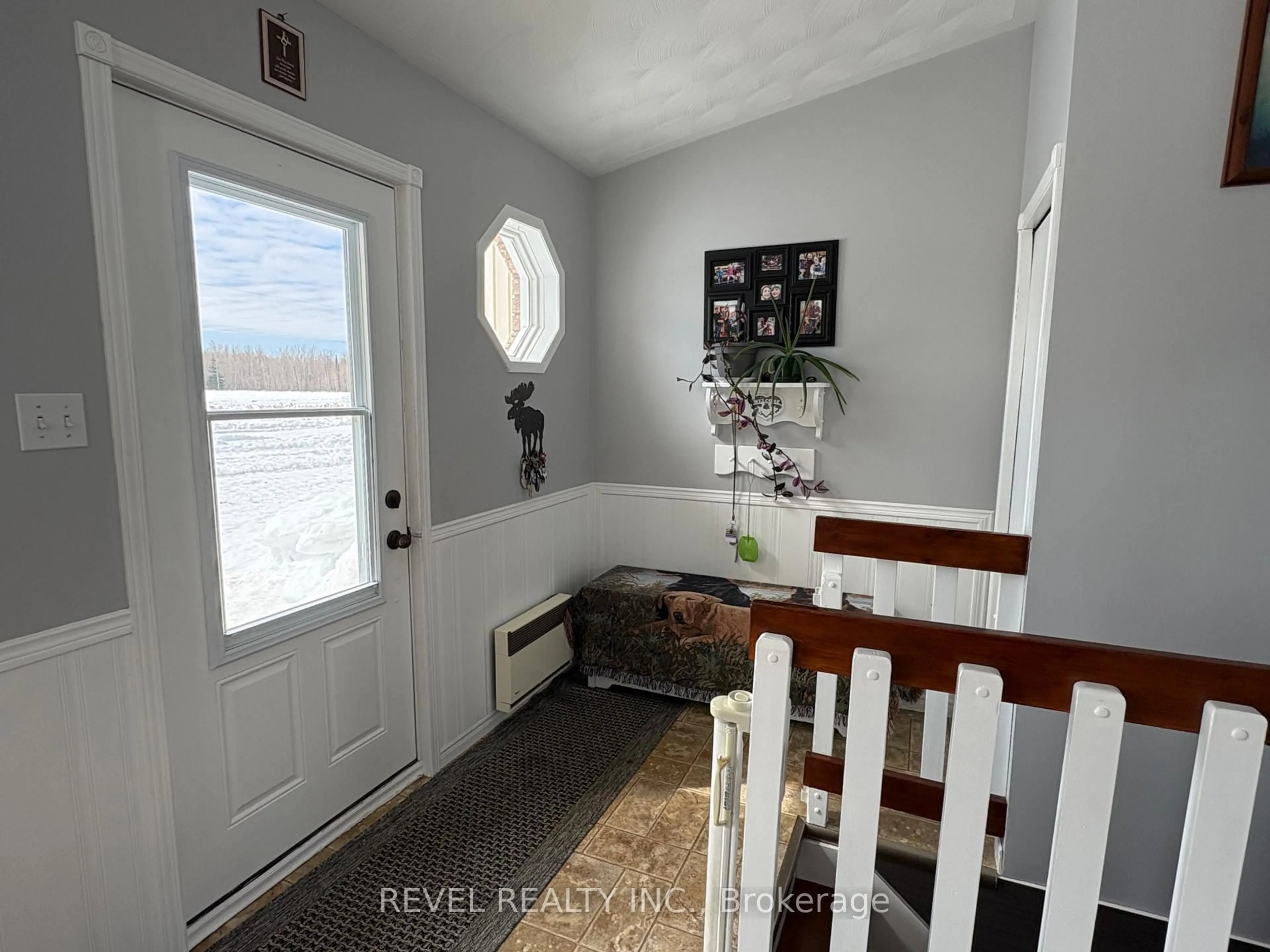 Indoor entryway for 385 Nahma Rd, Cochrane Ontario P0L 1C0