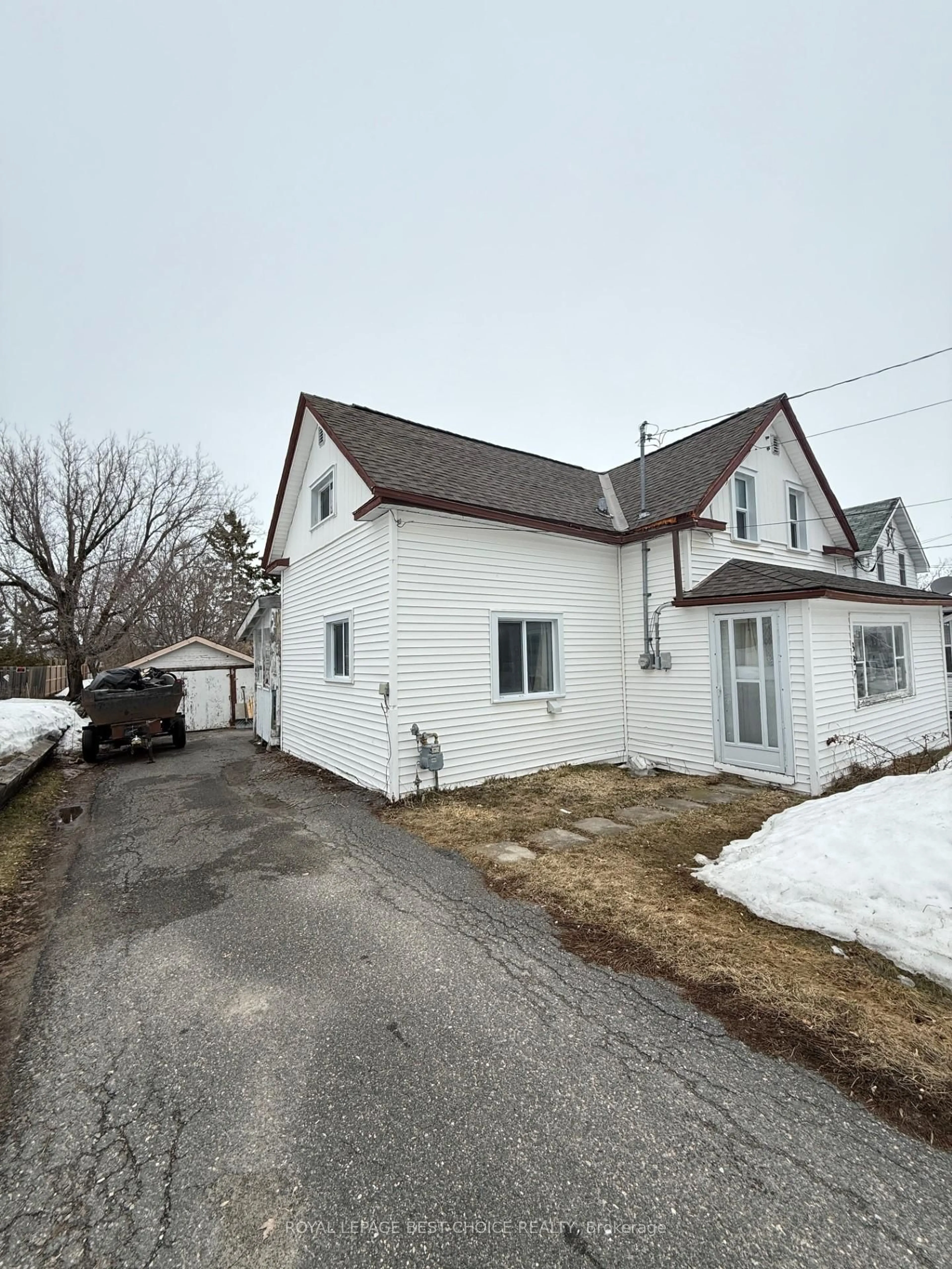 A pic from outside/outdoor area/front of a property/back of a property/a pic from drone, street for 387 Elliott St, Temiskaming Shores Ontario P0J 1K0