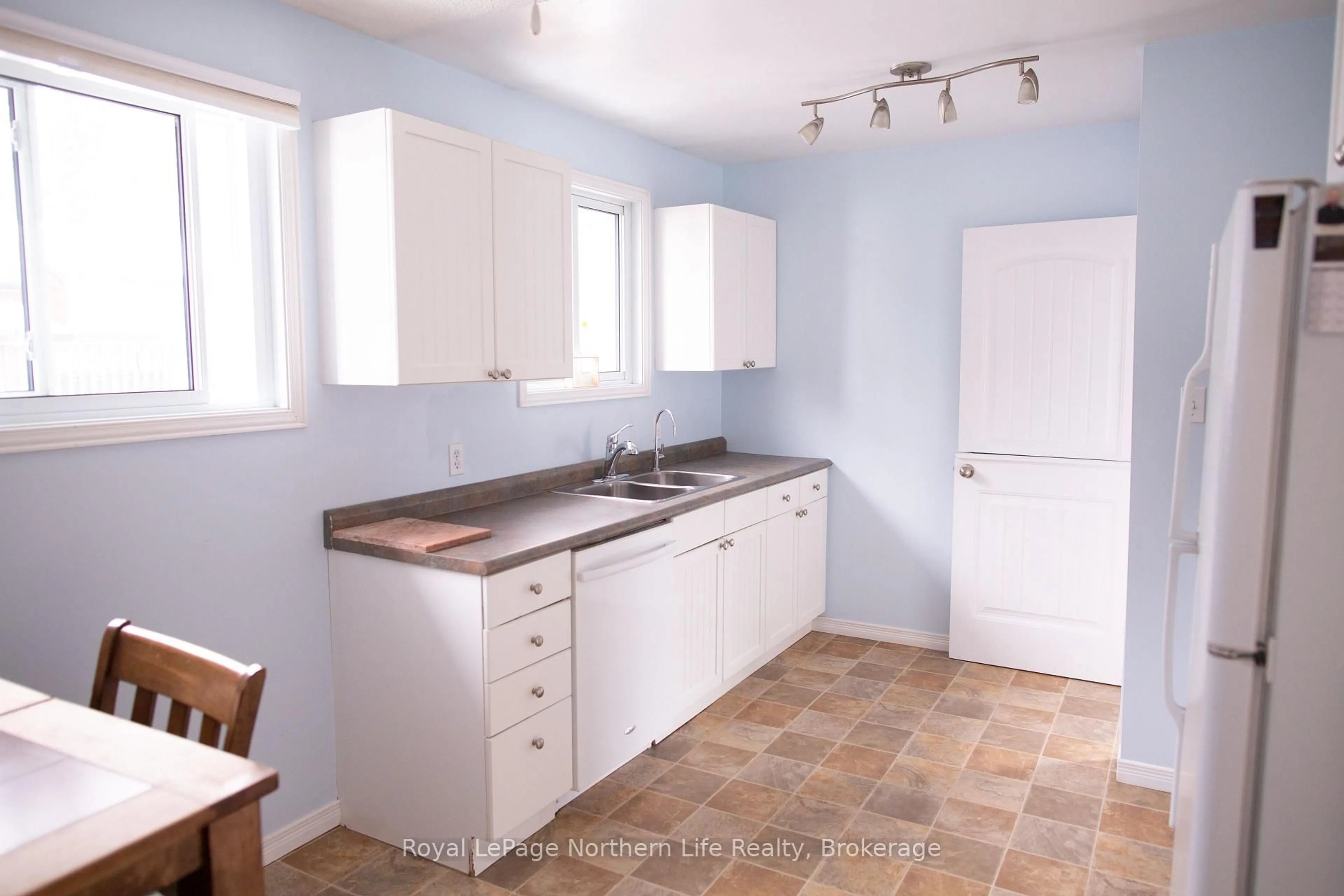 Standard kitchen, unknown for 542 AGNES Ave, Temiskaming Shores Ontario P0J 1P0