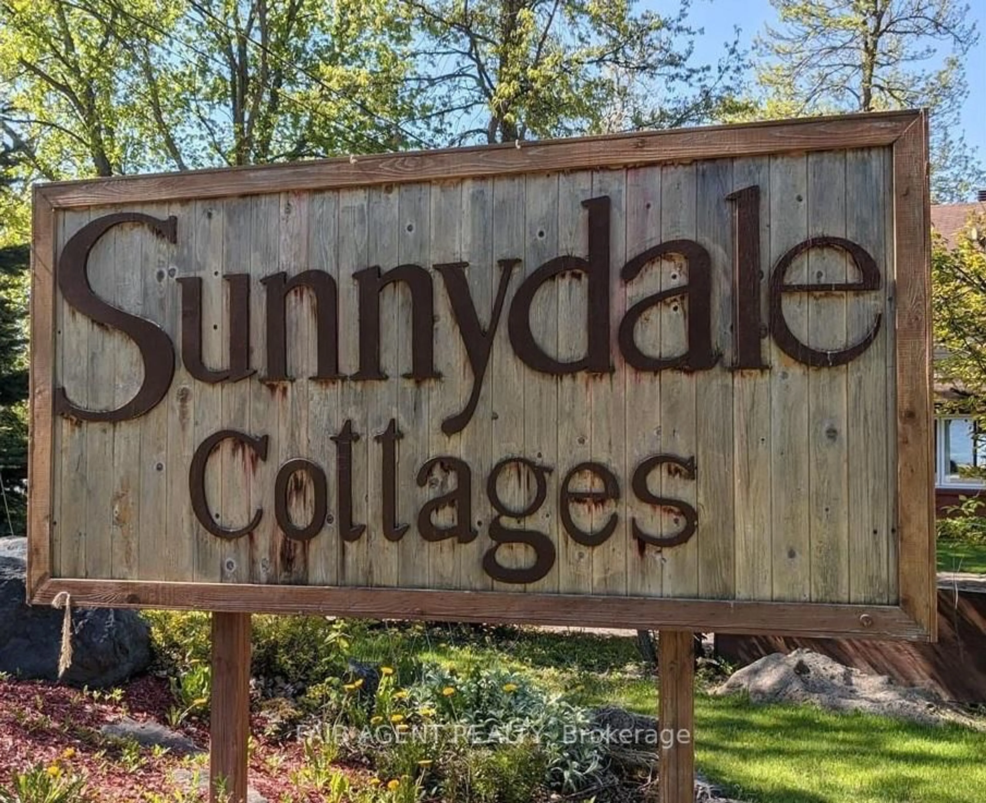 Indoor entryway for 743022 & 743024 Dawson Point Rd, Timiskaming Ontario P0J 1P0