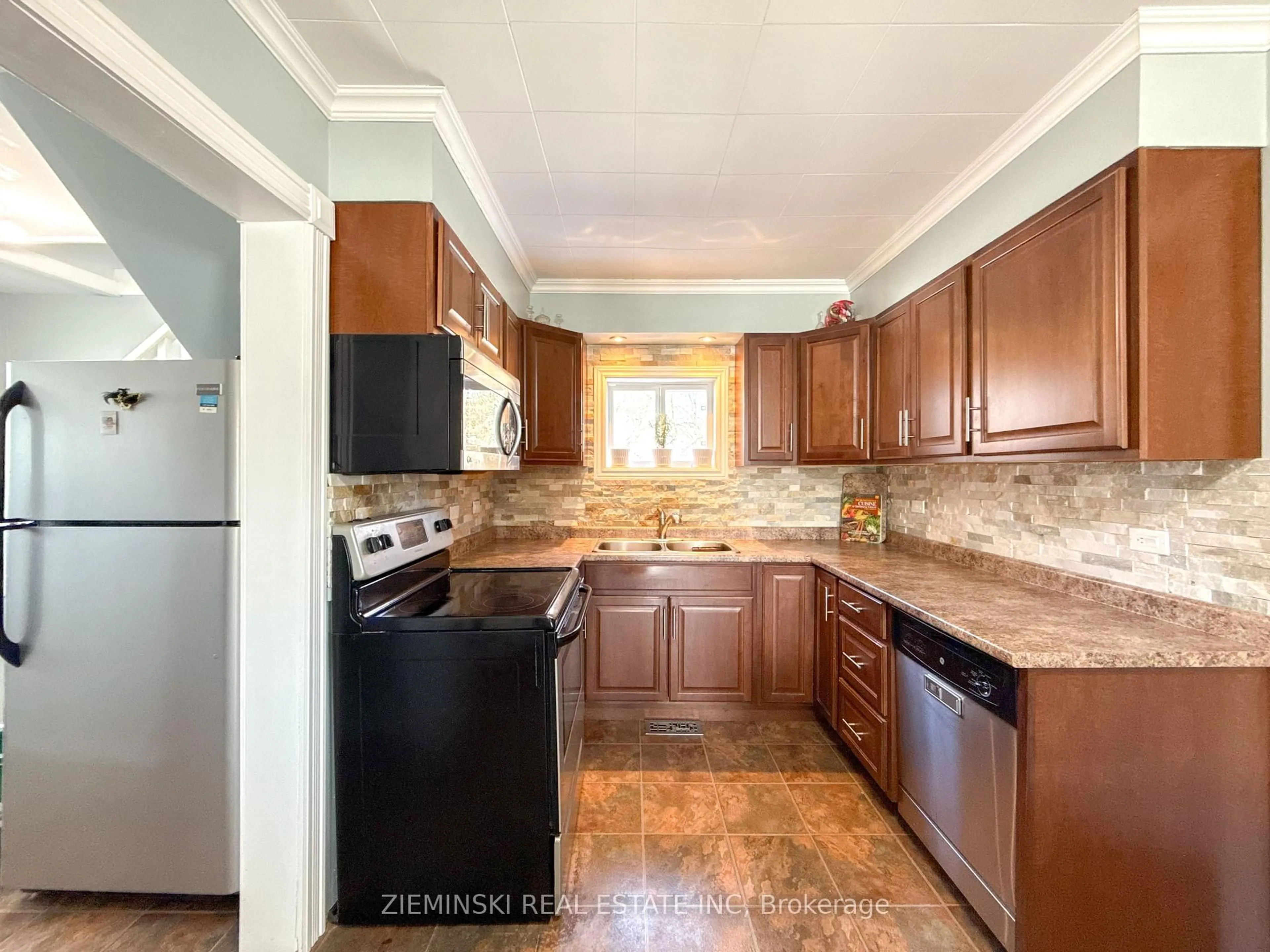 Standard kitchen, ceramic/tile floor for 208 Mcdougall Ave, Timmins Ontario P0N 1H0