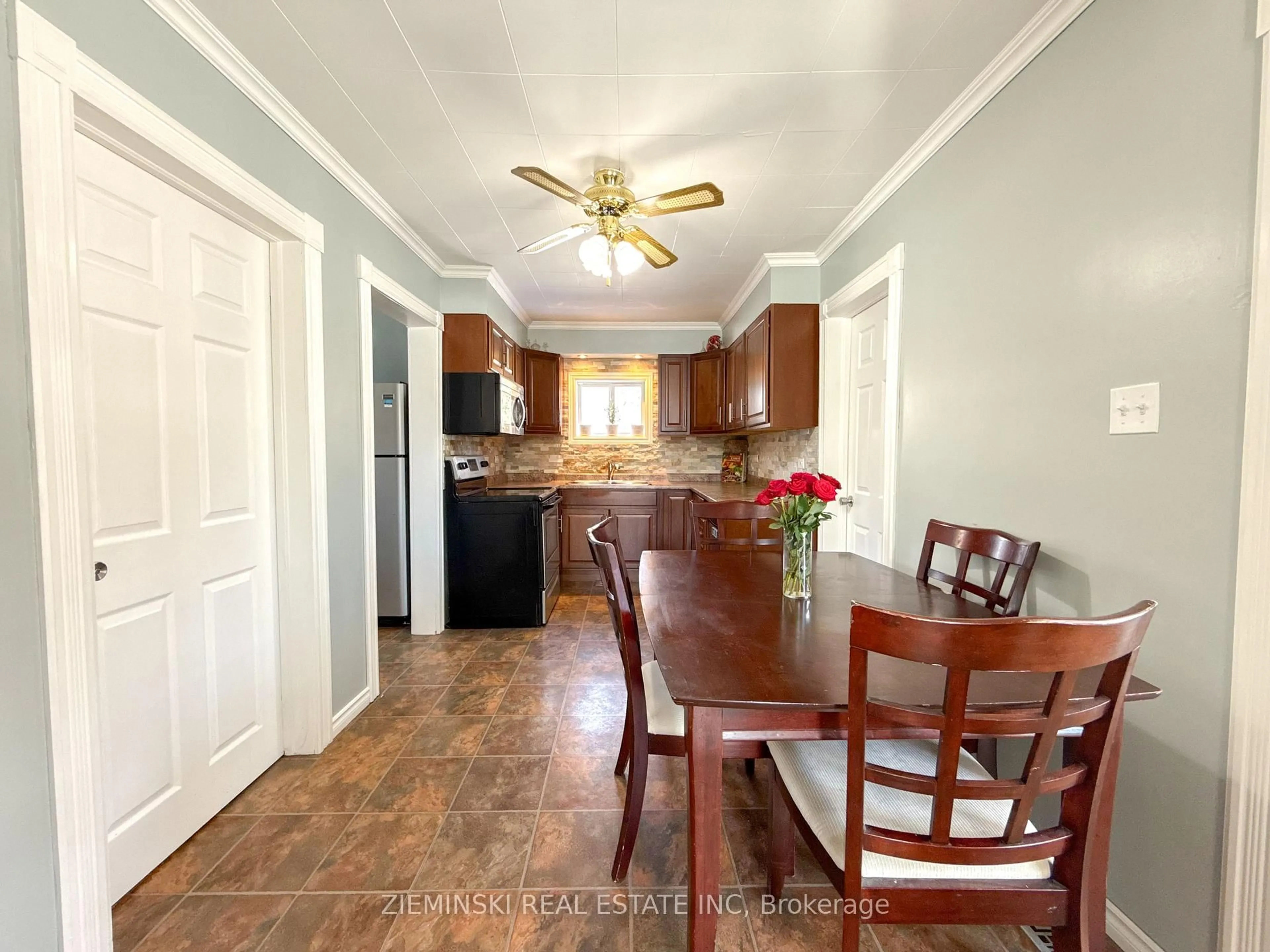 Dining room, unknown for 208 Mcdougall Ave, Timmins Ontario P0N 1H0