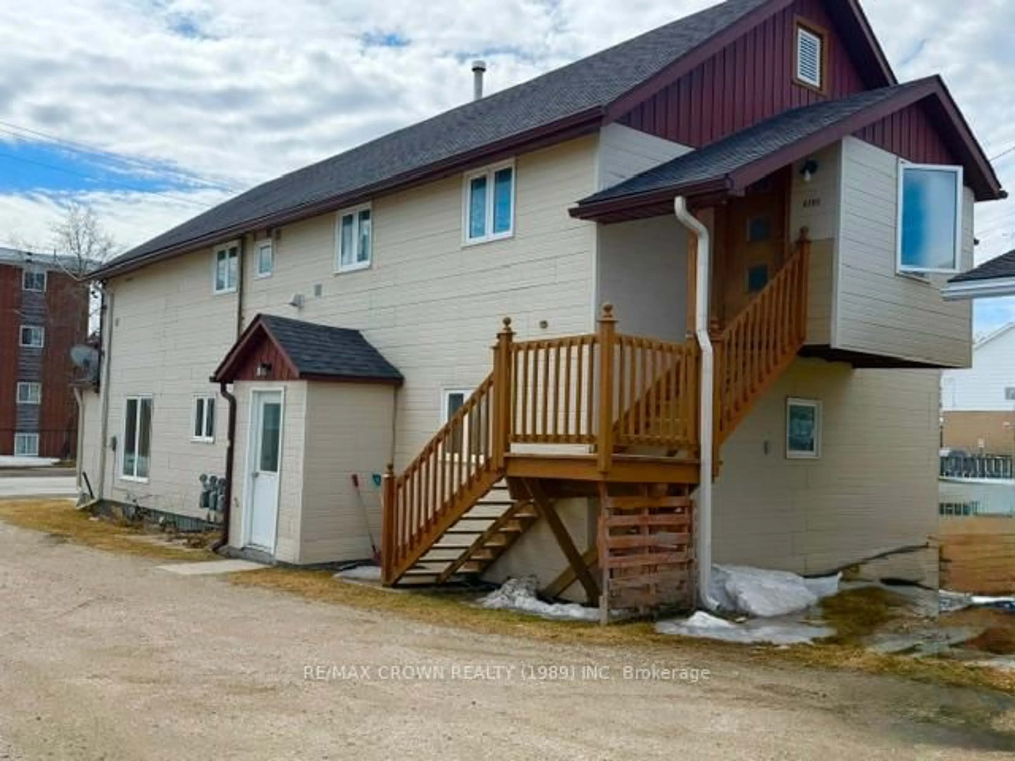 A pic from outside/outdoor area/front of a property/back of a property/a pic from drone, building for 818 Prince St, Hearst Ontario P0L 1N0