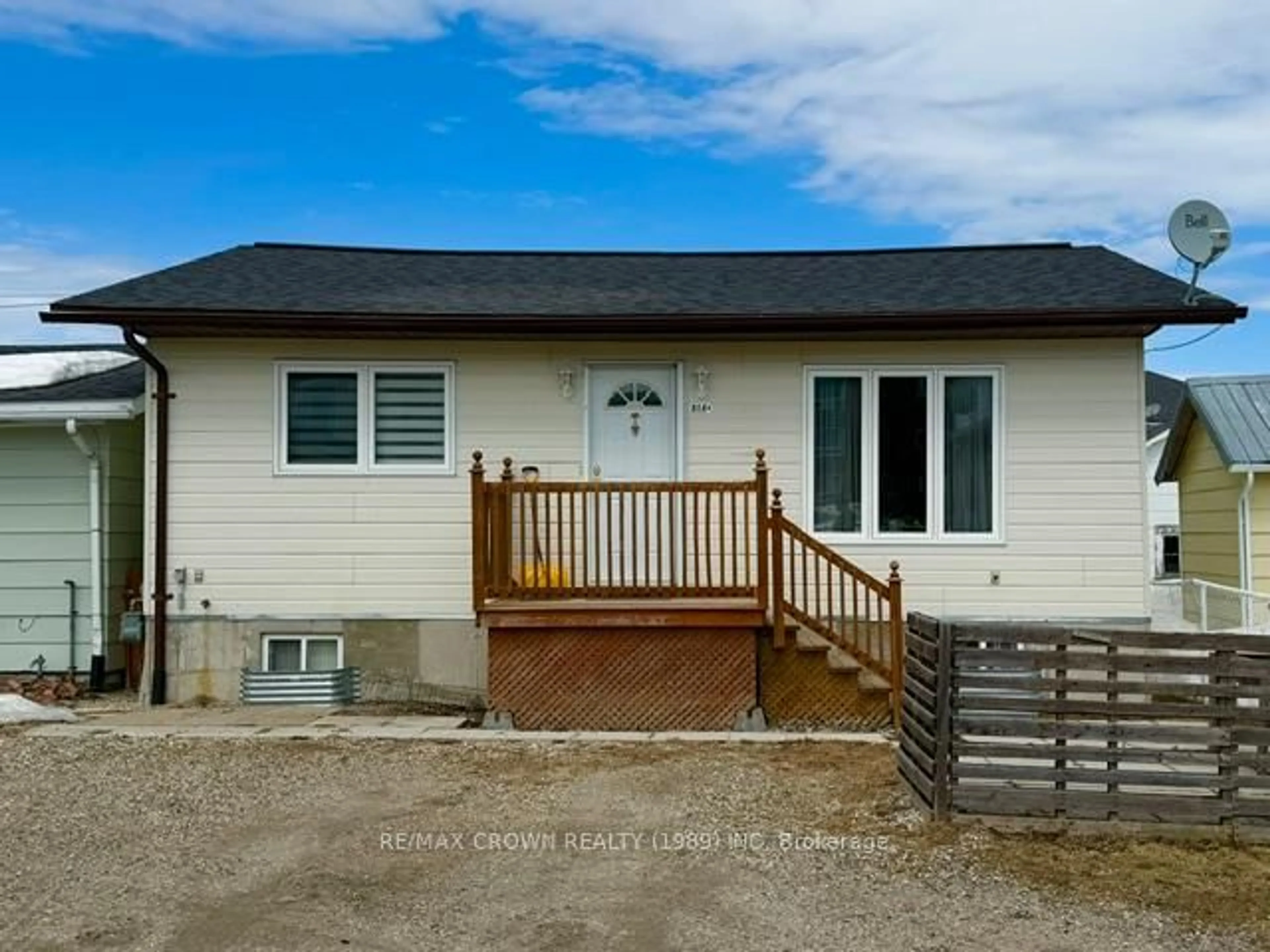 Home with vinyl exterior material, street for 818 Prince St, Hearst Ontario P0L 1N0