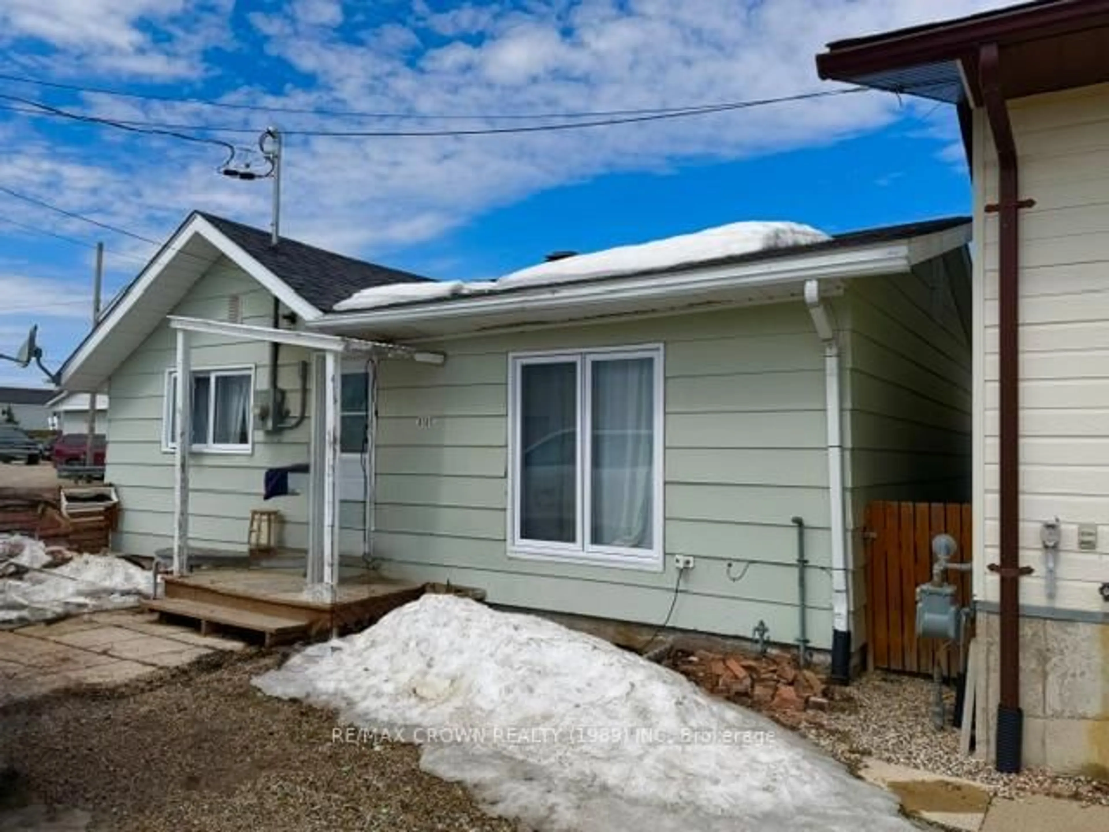 Home with vinyl exterior material, street for 818 Prince St, Hearst Ontario P0L 1N0