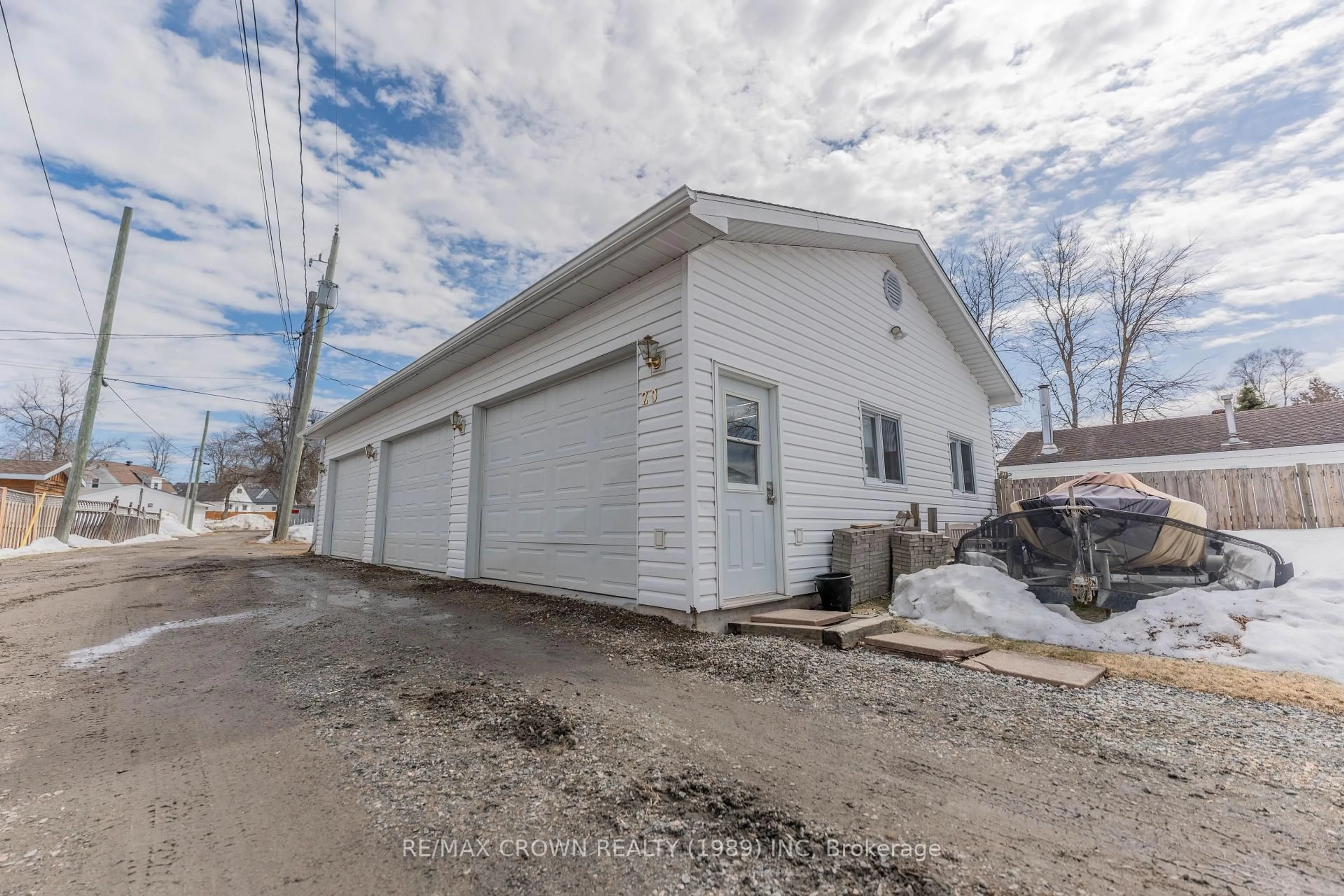 Indoor garage for 20 Victoria St, Kapuskasing Ontario P5N 1K7
