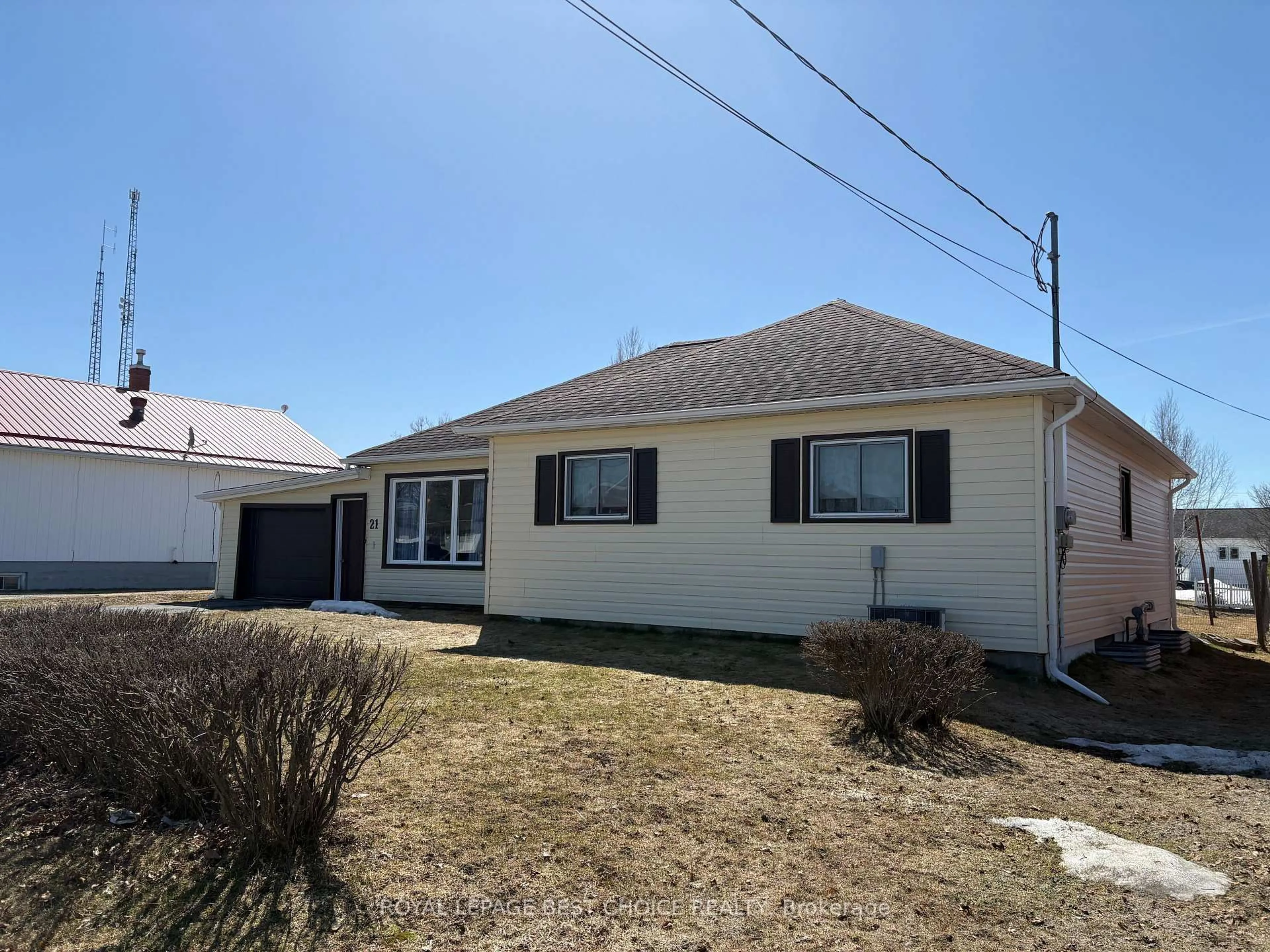 Home with vinyl exterior material, street for 21 10TH St, Armstrong Ontario P0J 1H0