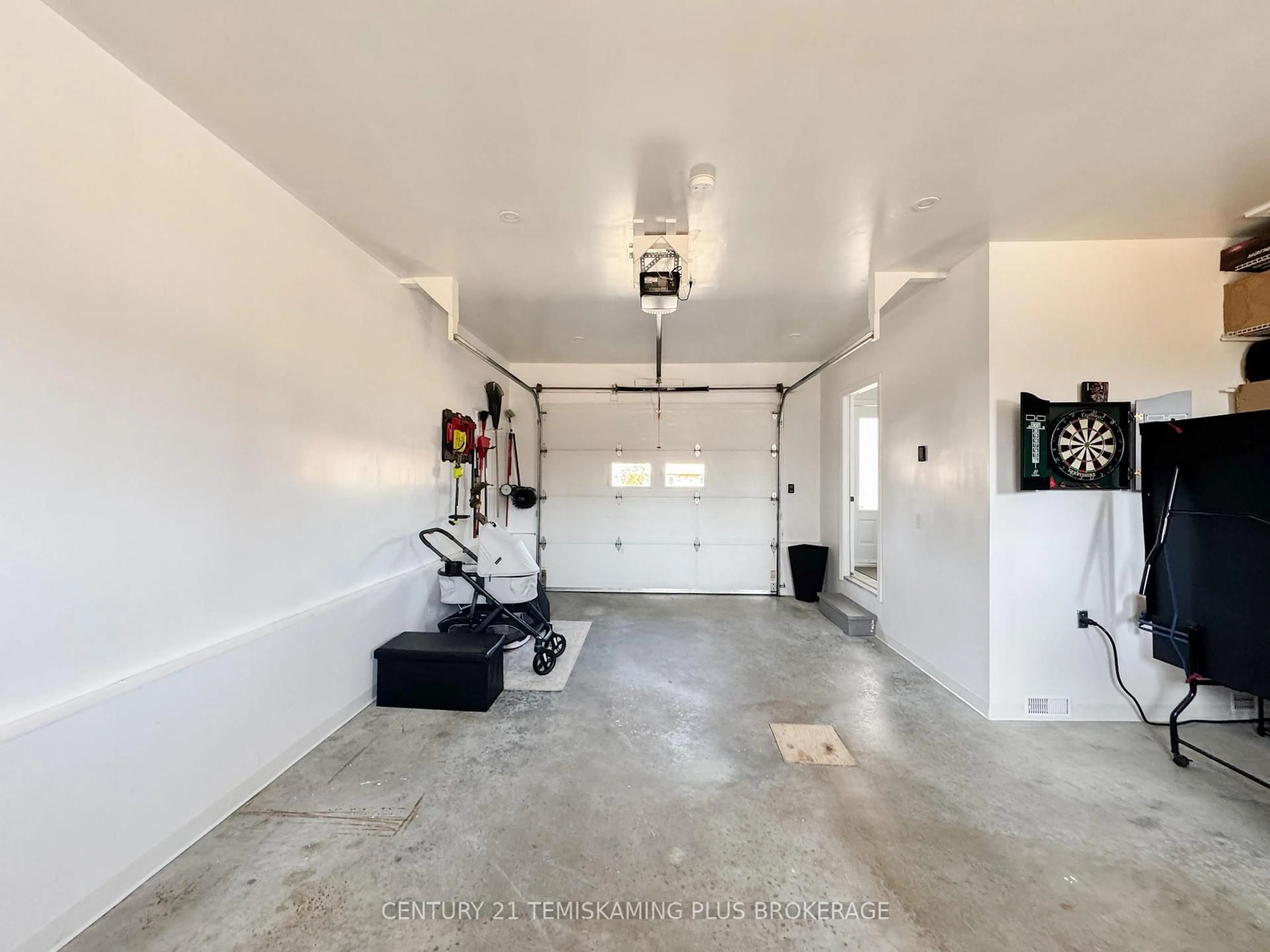 Indoor garage for 560 Helmer Pedersen Dr, Temiskaming Shores Ontario P0J 1P0