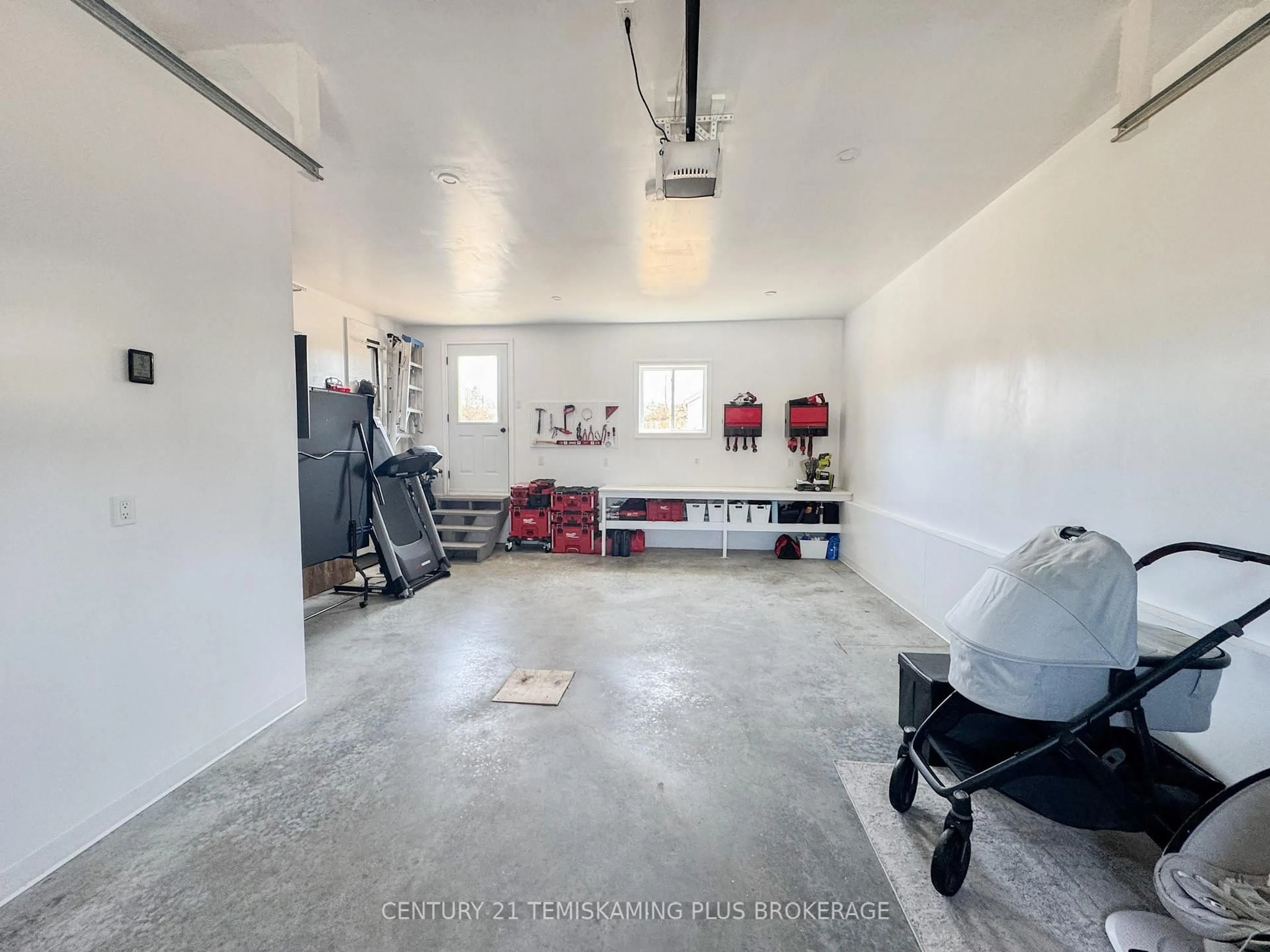 Indoor garage for 560 Helmer Pedersen Dr, Temiskaming Shores Ontario P0J 1P0