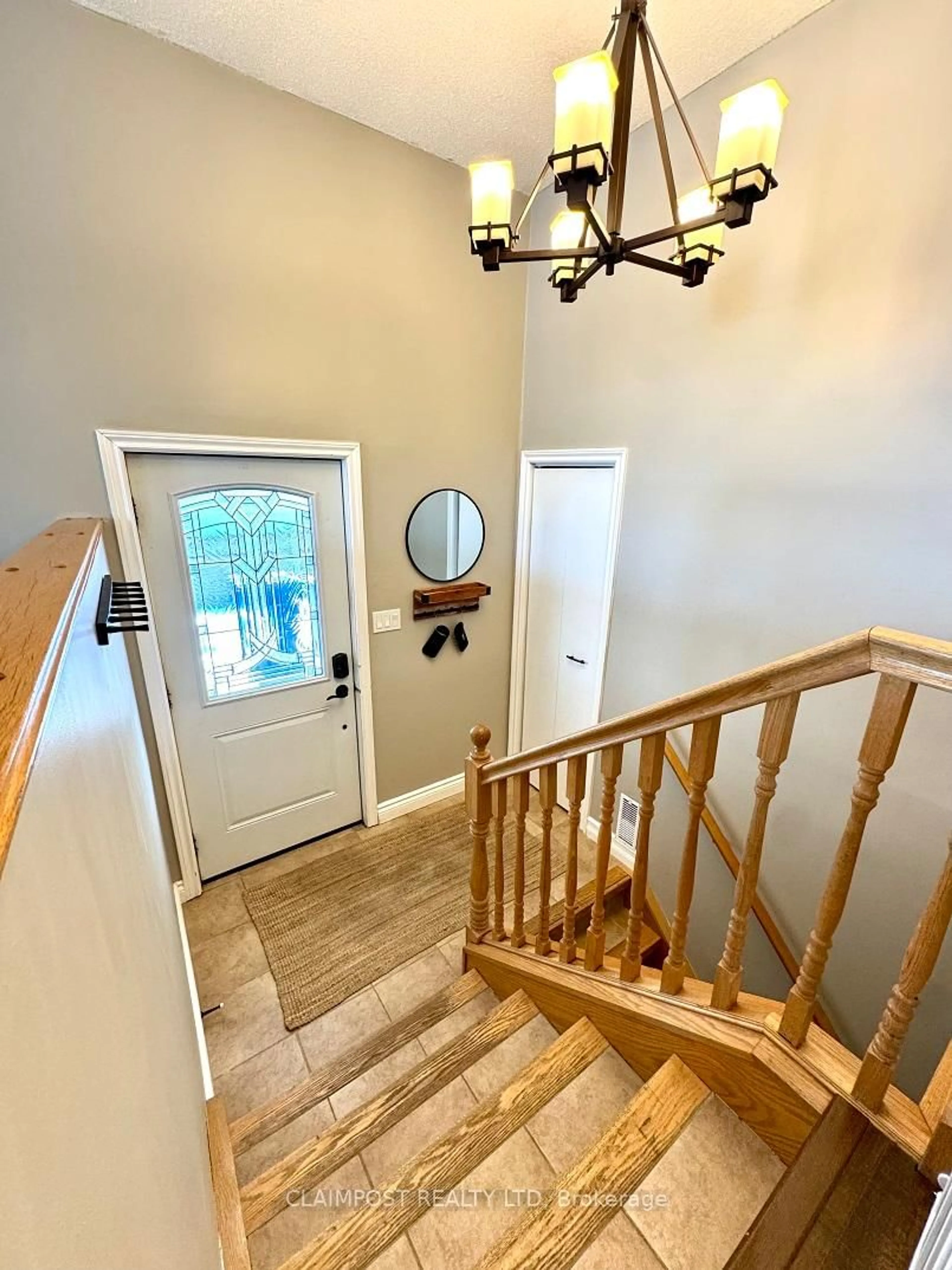 Indoor entryway for 166 Renison Ave, Timmins Ontario P0N 1K0