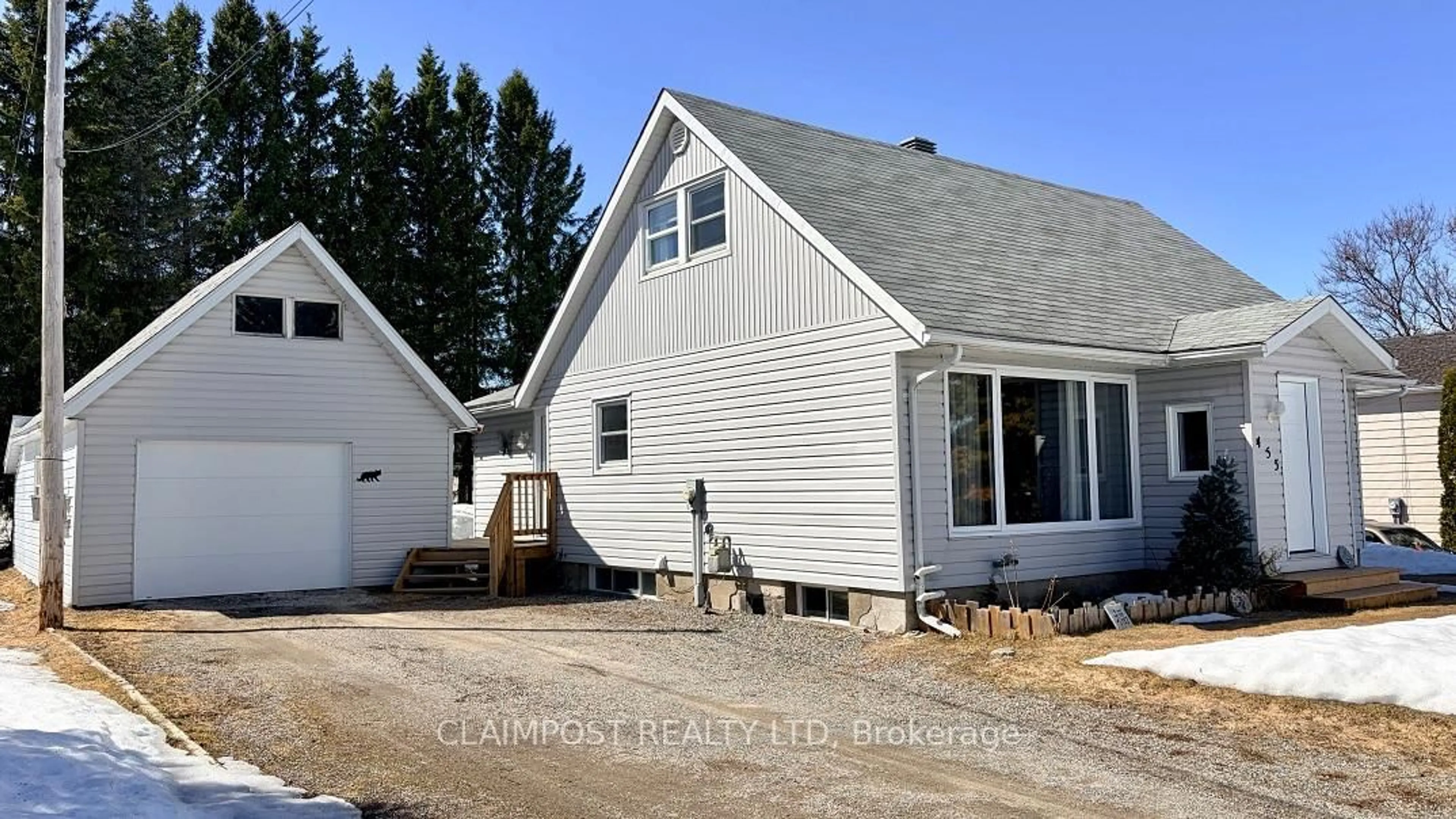 Home with vinyl exterior material, building for 453 Second Ave, Black River-Matheson Ontario P0K 1N0