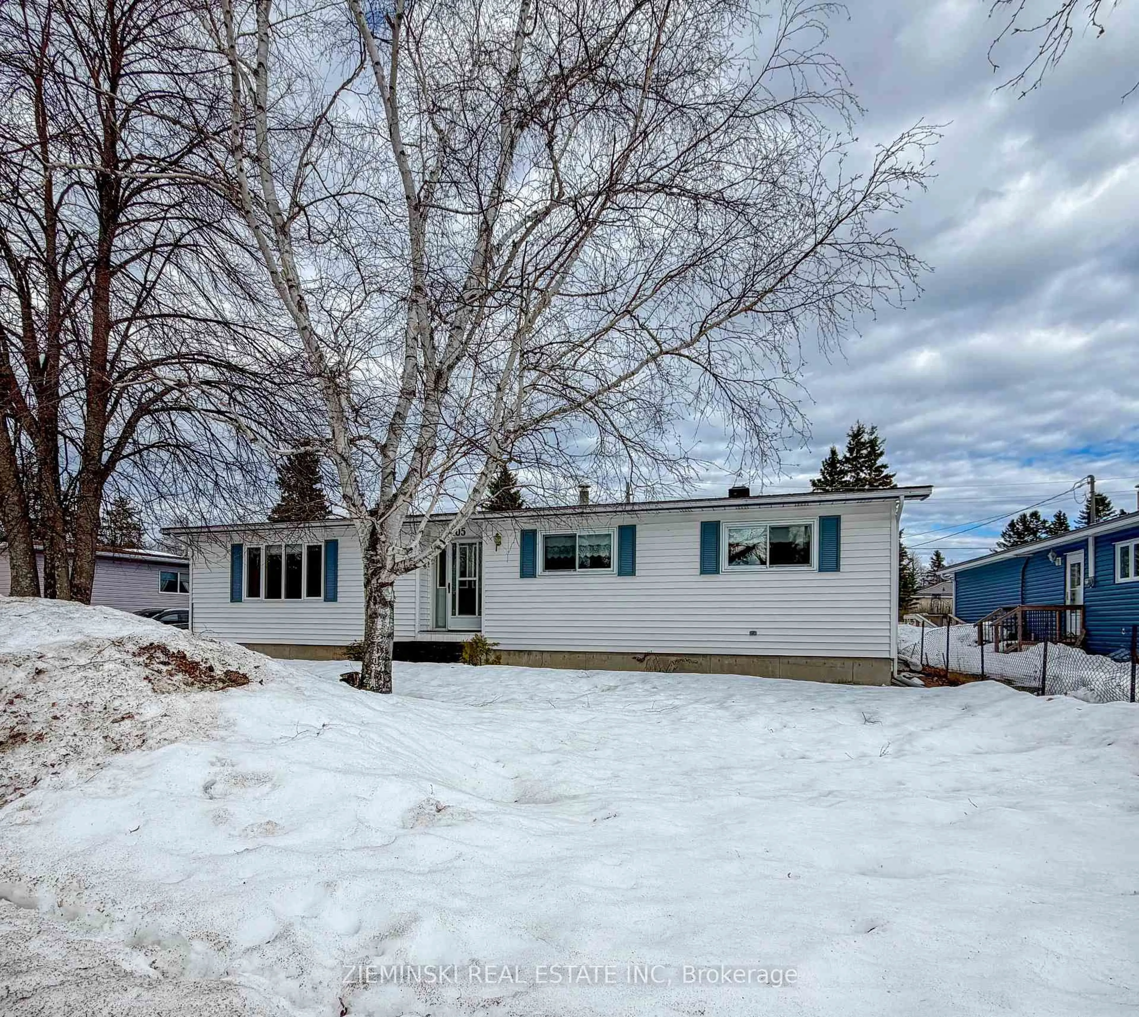 A pic from outside/outdoor area/front of a property/back of a property/a pic from drone, street for 105 New Circle Pl, Iroquois Falls Ontario P0K 1E0