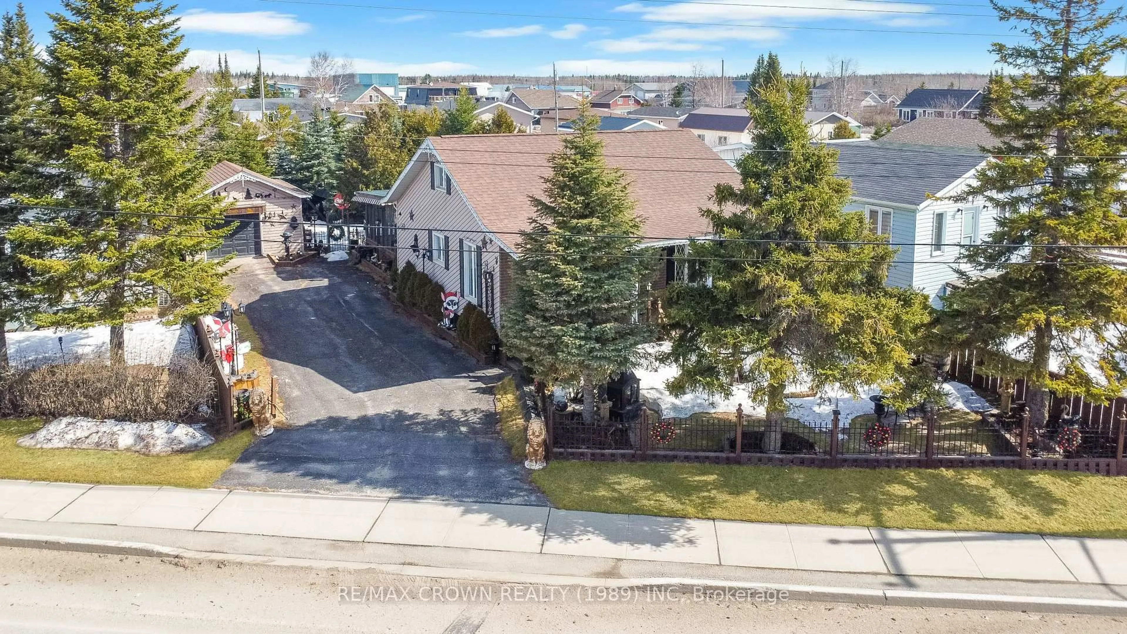 A pic from outside/outdoor area/front of a property/back of a property/a pic from drone, street for 24 Fontaine Dr, Hearst Ontario P0L 1N0