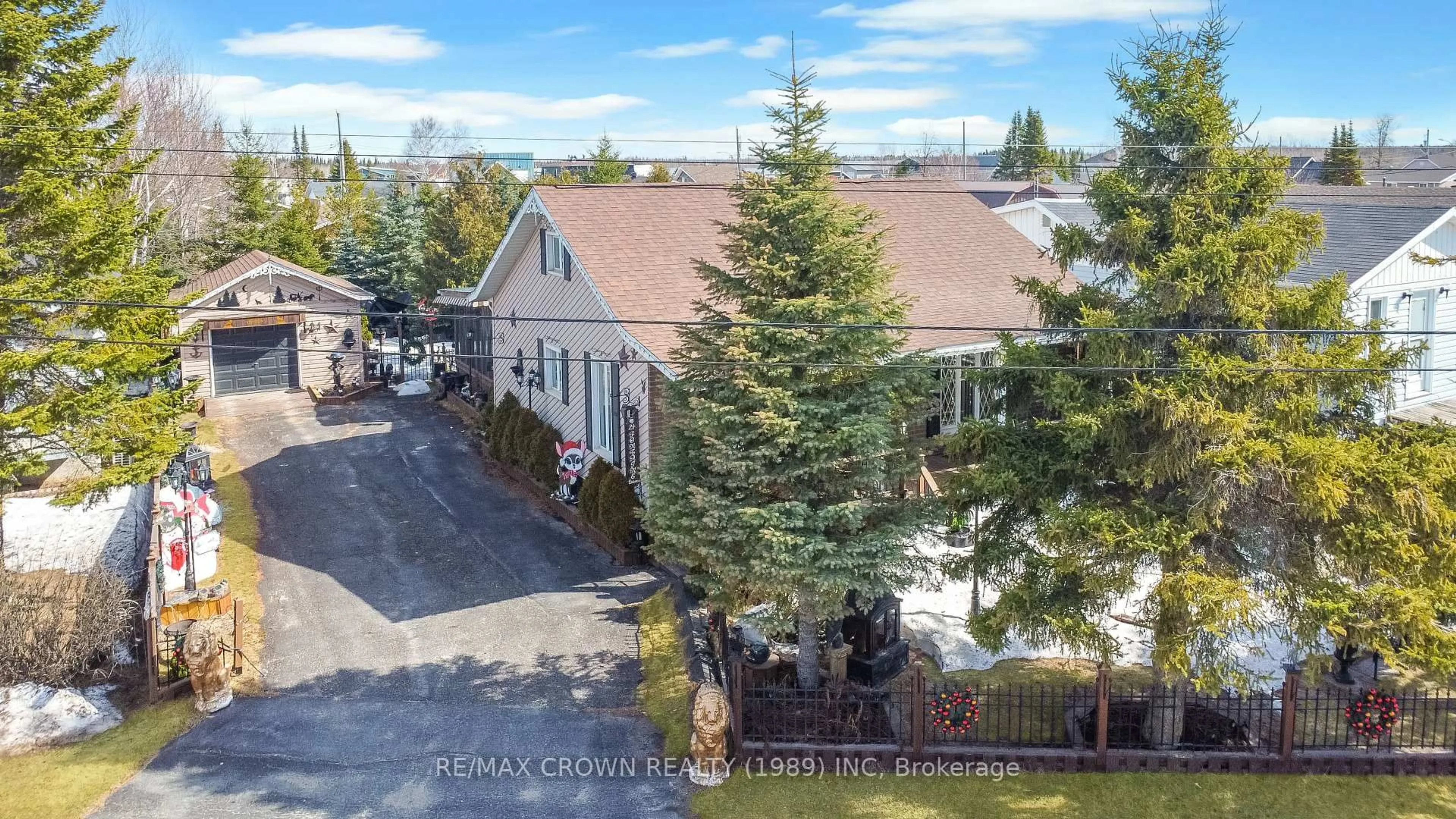A pic from outside/outdoor area/front of a property/back of a property/a pic from drone, street for 24 Fontaine Dr, Hearst Ontario P0L 1N0