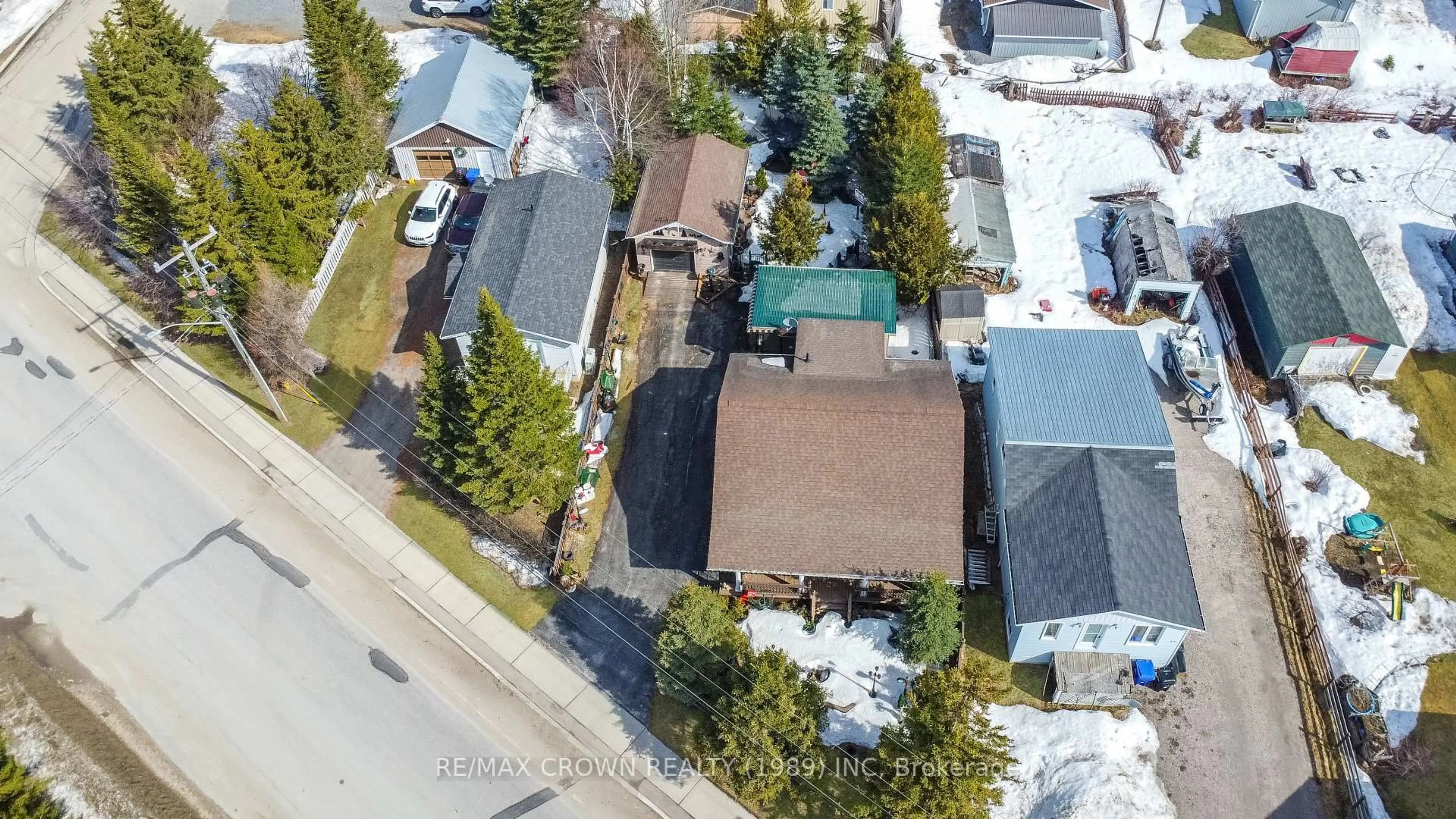 A pic from outside/outdoor area/front of a property/back of a property/a pic from drone, street for 24 Fontaine Dr, Hearst Ontario P0L 1N0