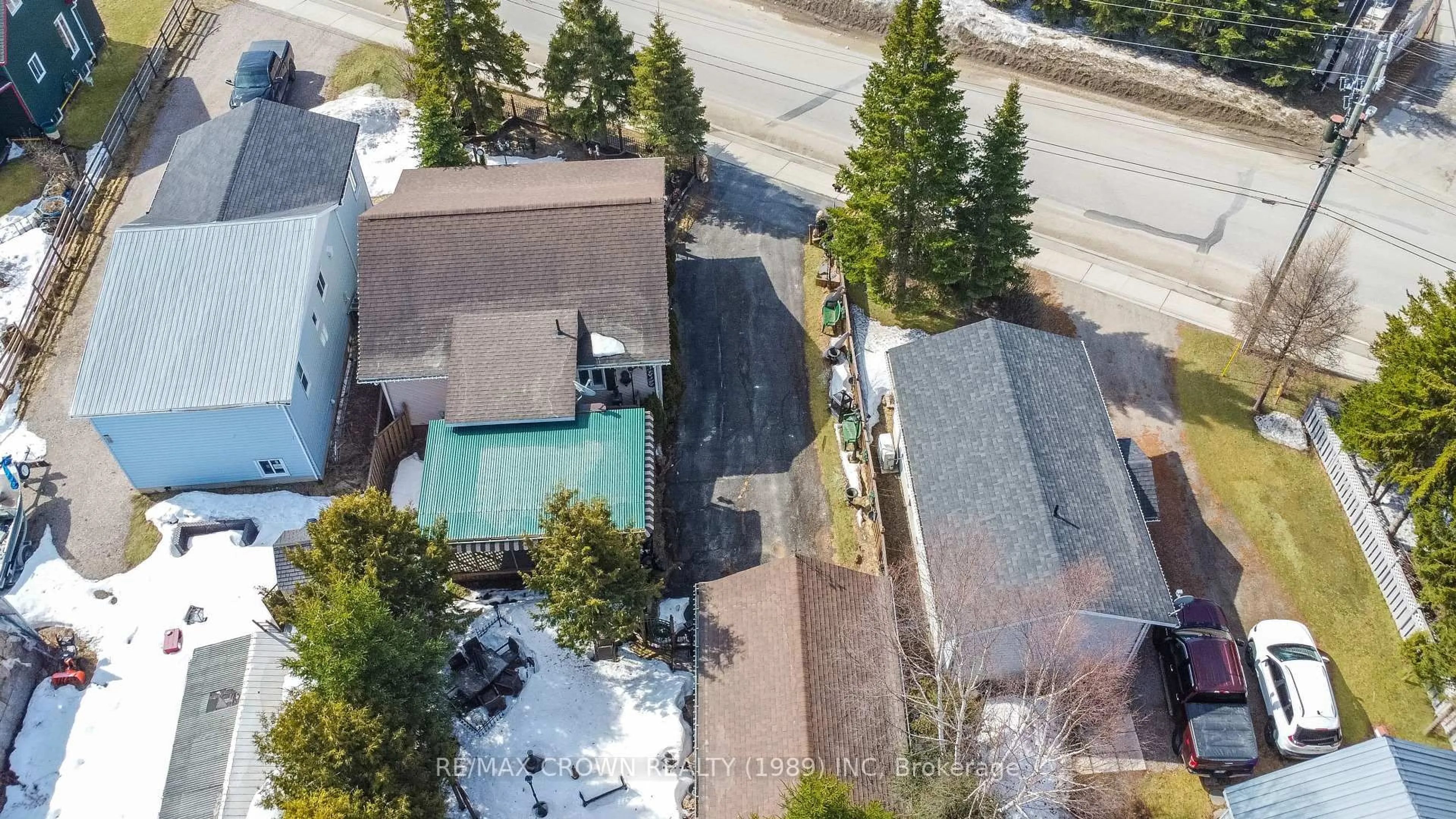 A pic from outside/outdoor area/front of a property/back of a property/a pic from drone, street for 24 Fontaine Dr, Hearst Ontario P0L 1N0