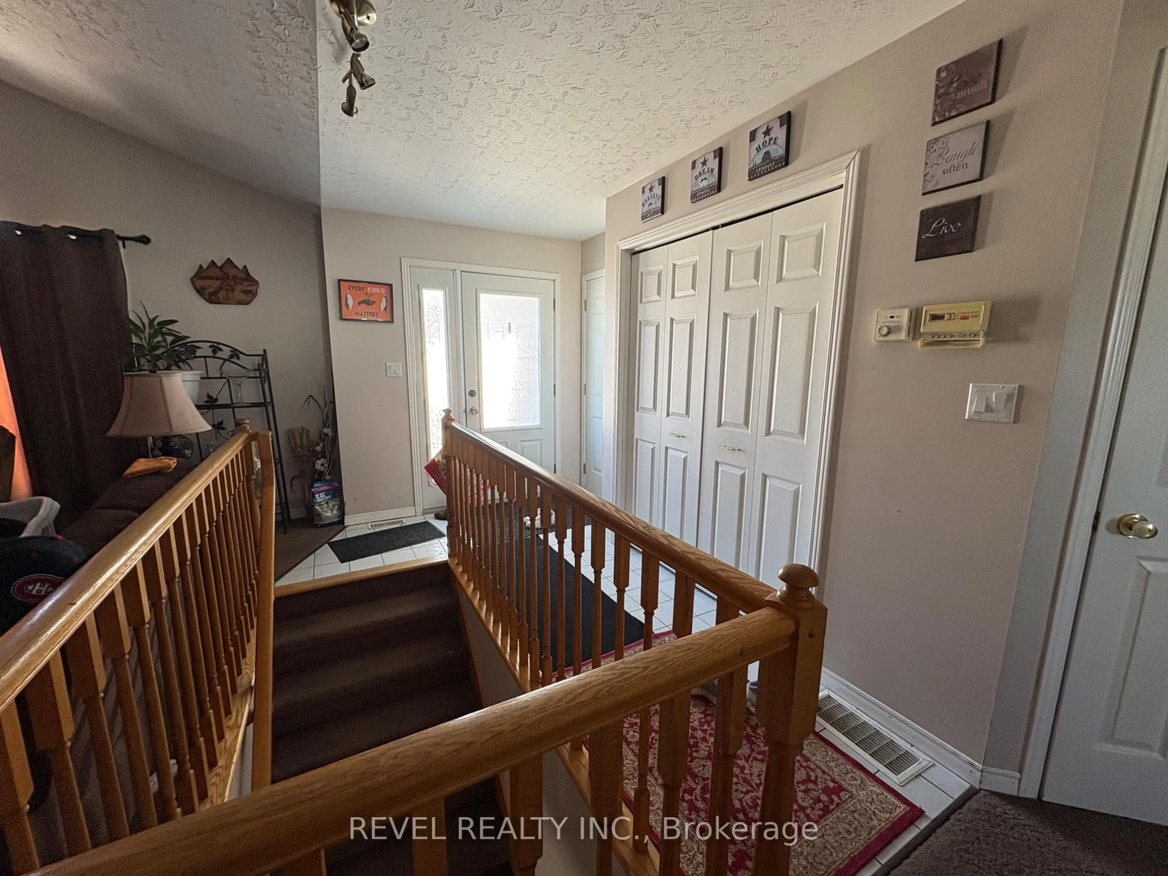 Indoor entryway for 4 Cree Rd, Cochrane Ontario P0L 1C0