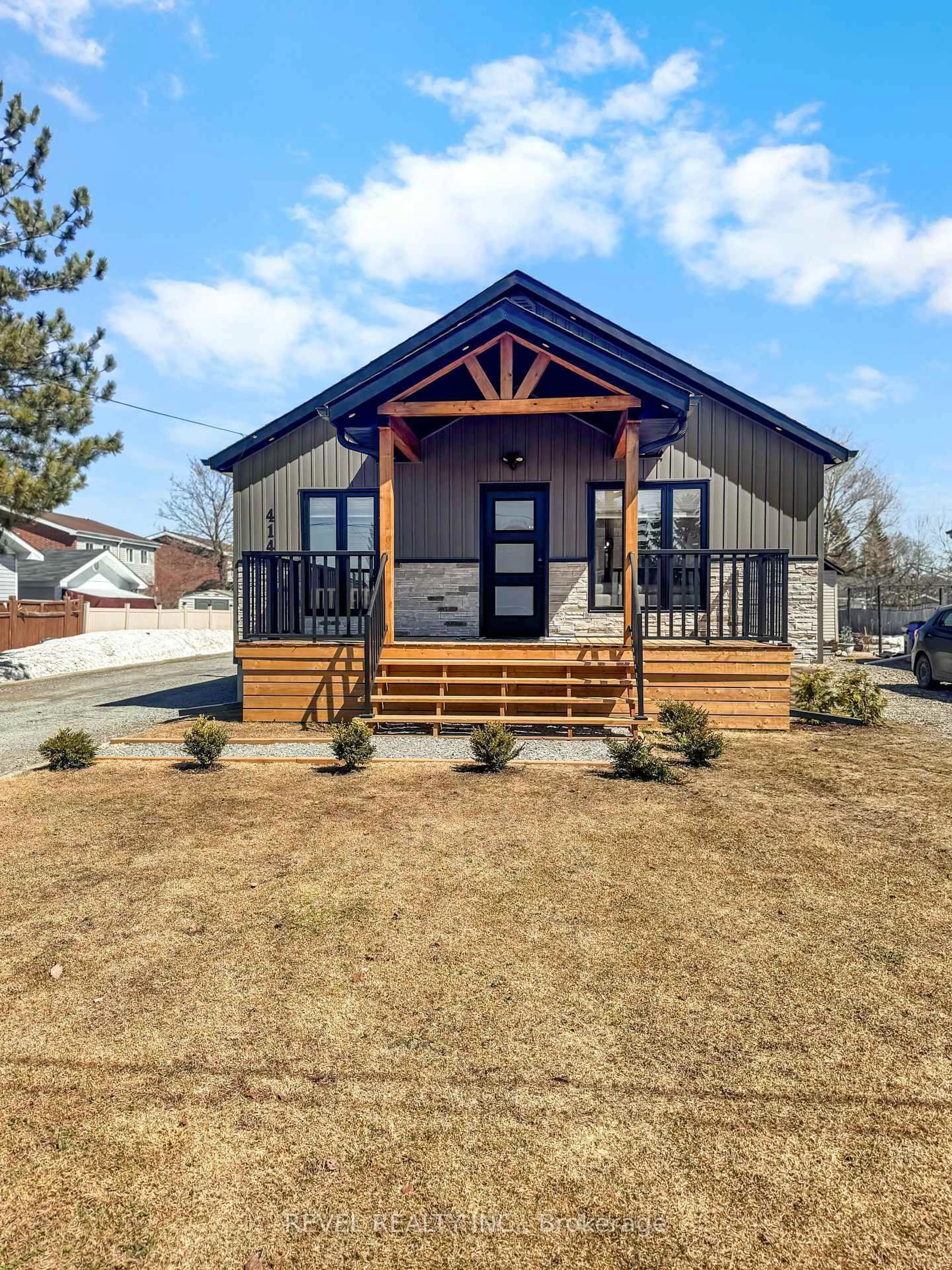 Home with vinyl exterior material, building for 414 Center St, Timmins Ontario P4N 7M4