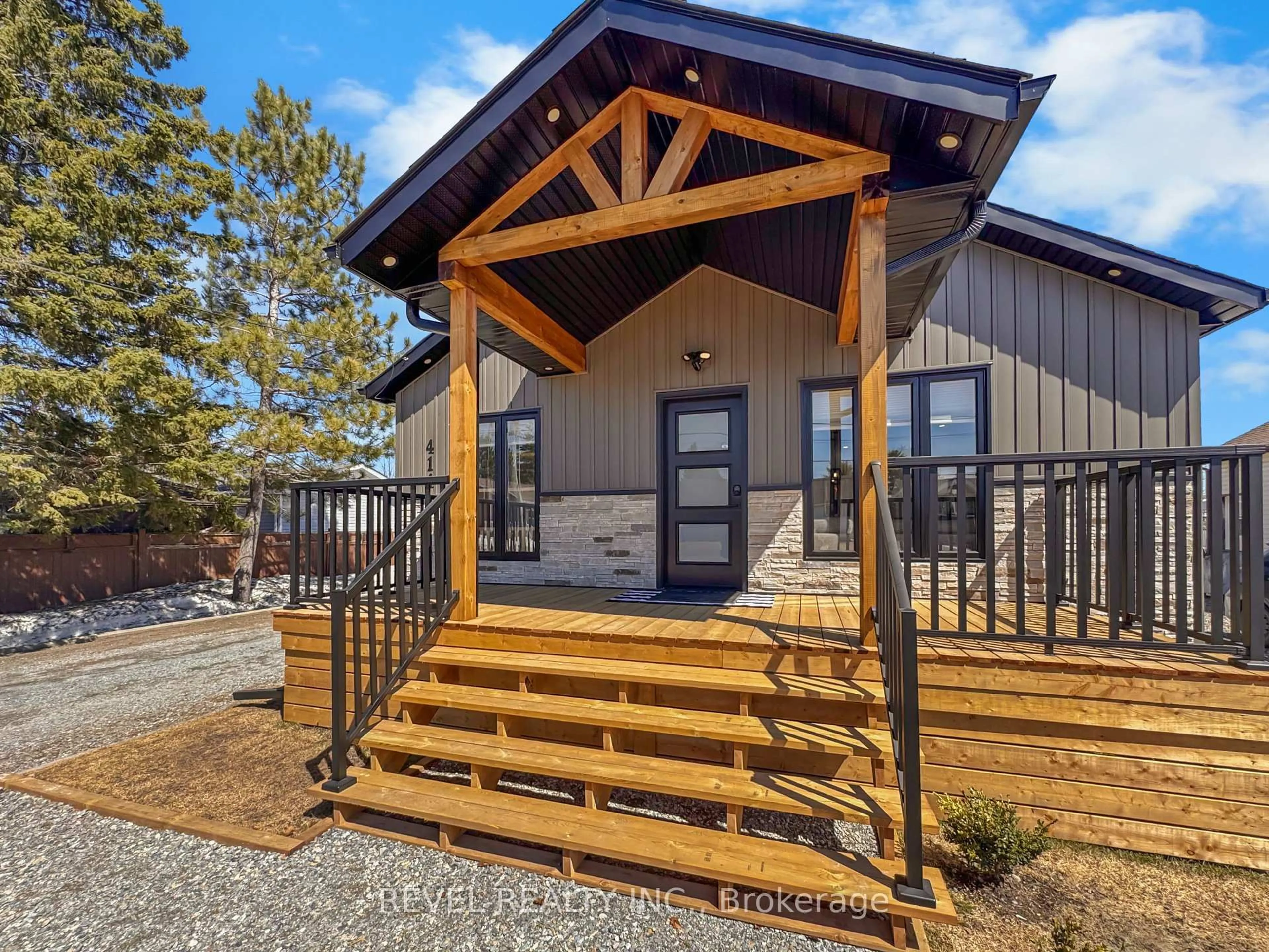 Indoor entryway for 414 Center St, Timmins Ontario P4N 7M4