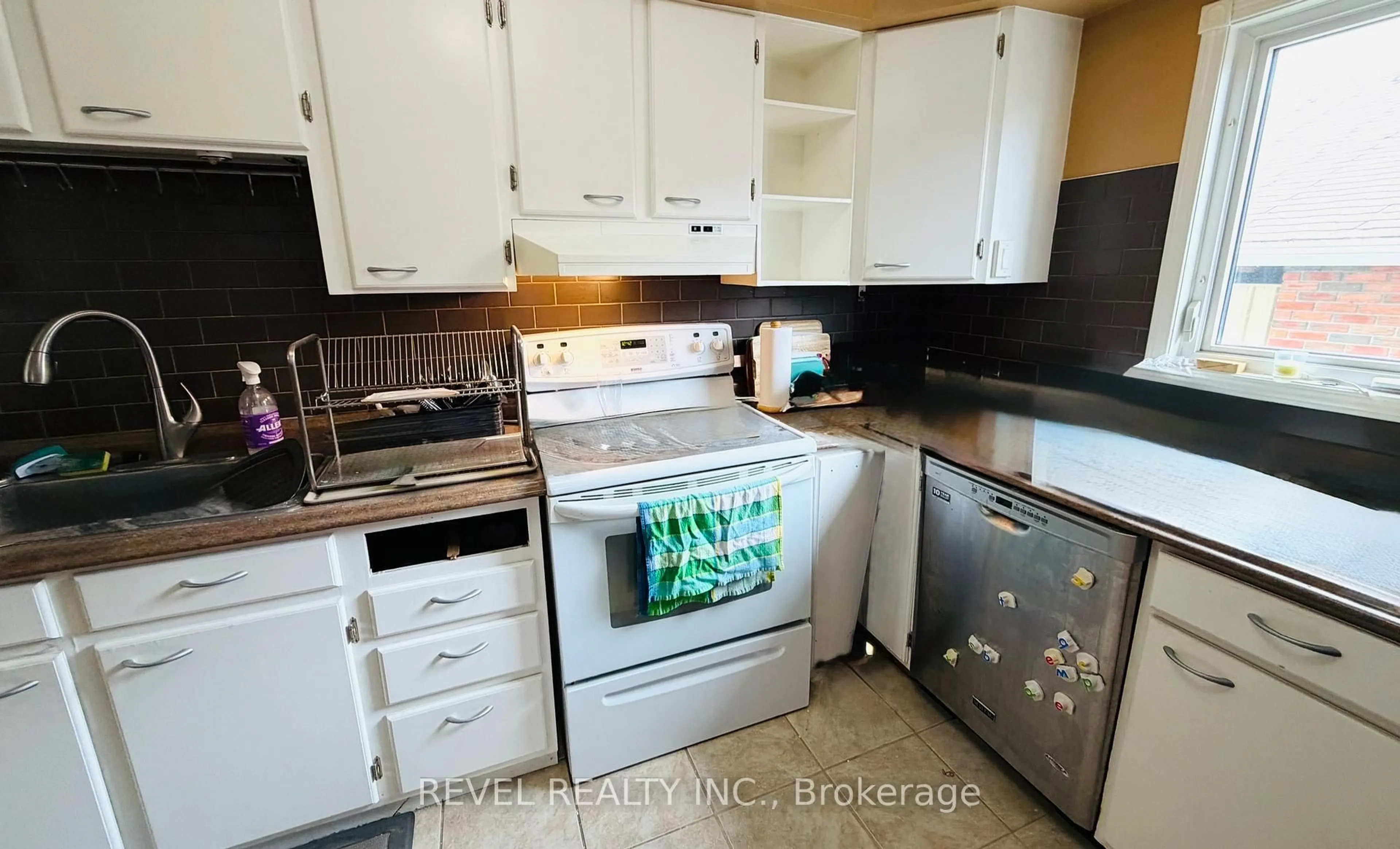 Standard kitchen, wood/laminate floor for 129 Leighton St, Timmins Ontario P0N 1H0
