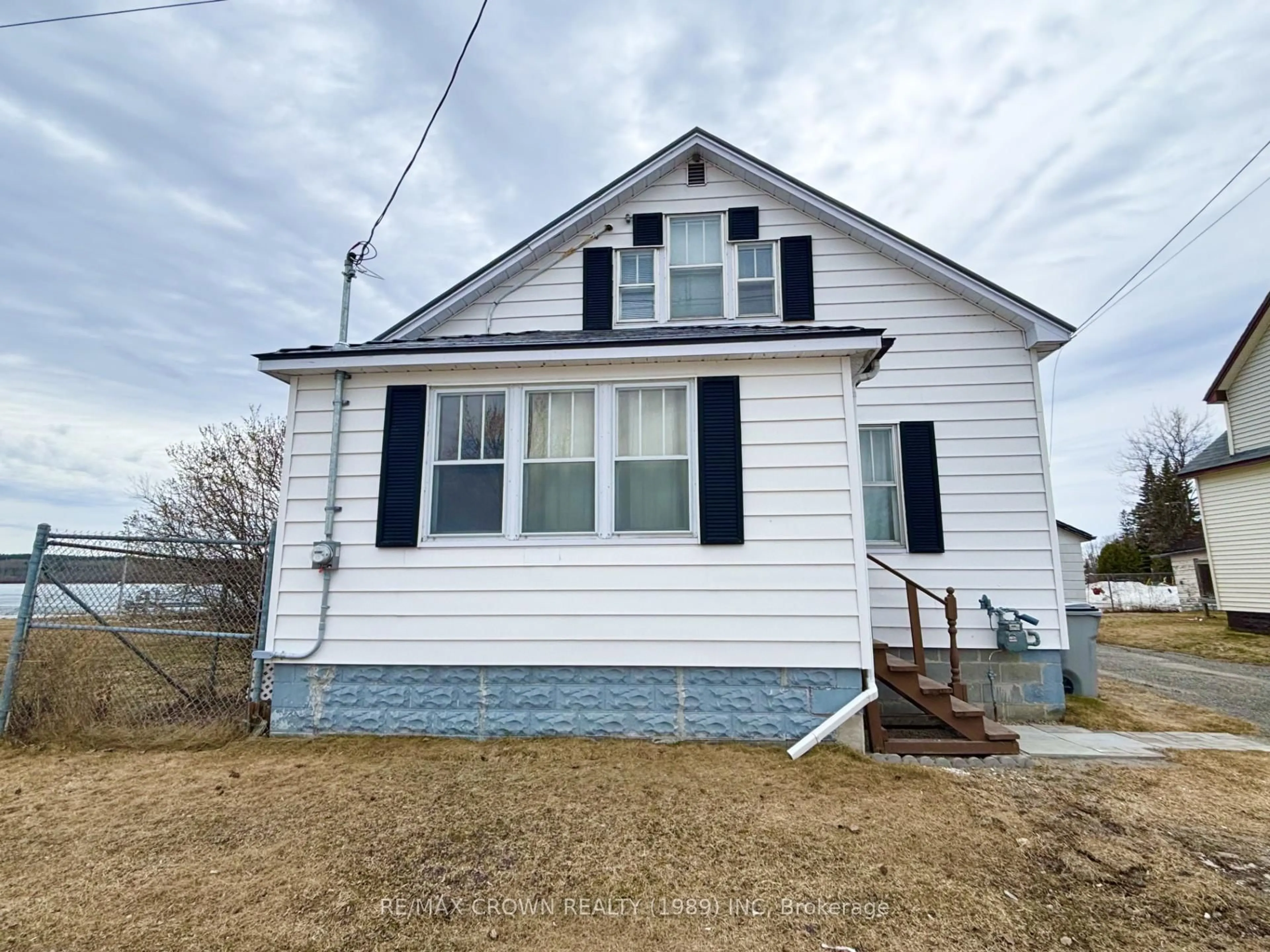 Home with vinyl exterior material, street for 181 Shamrock Avenue (south Ave, Timmins Ontario P0N 1H0